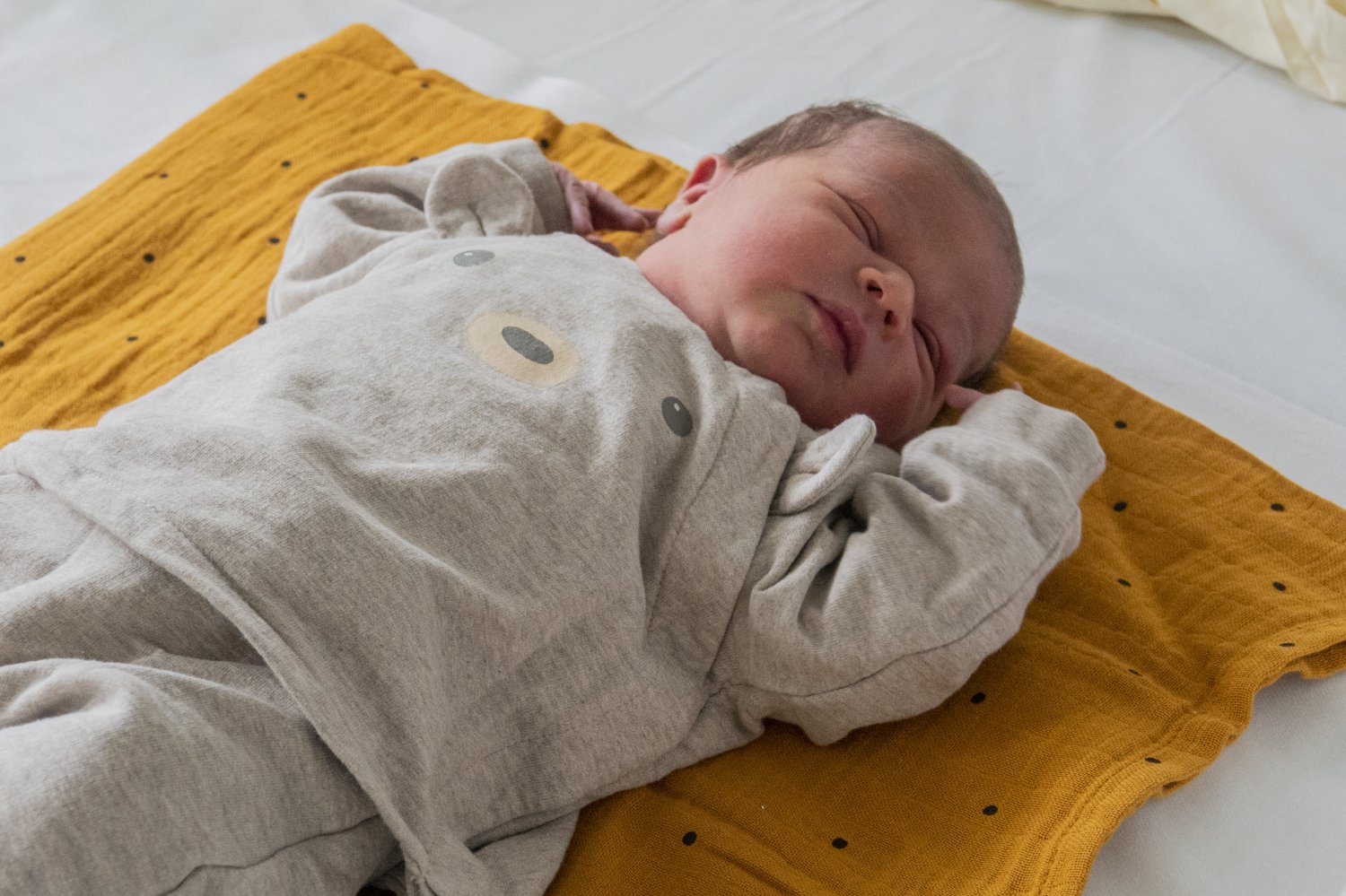 Am 1. Januar um 7:24 Uhr erblickte in Gelnhausen Ruby Hofmann als erste Baby des Jahres 2023 an den Main-Kinzig-Kliniken das Licht der Welt.
