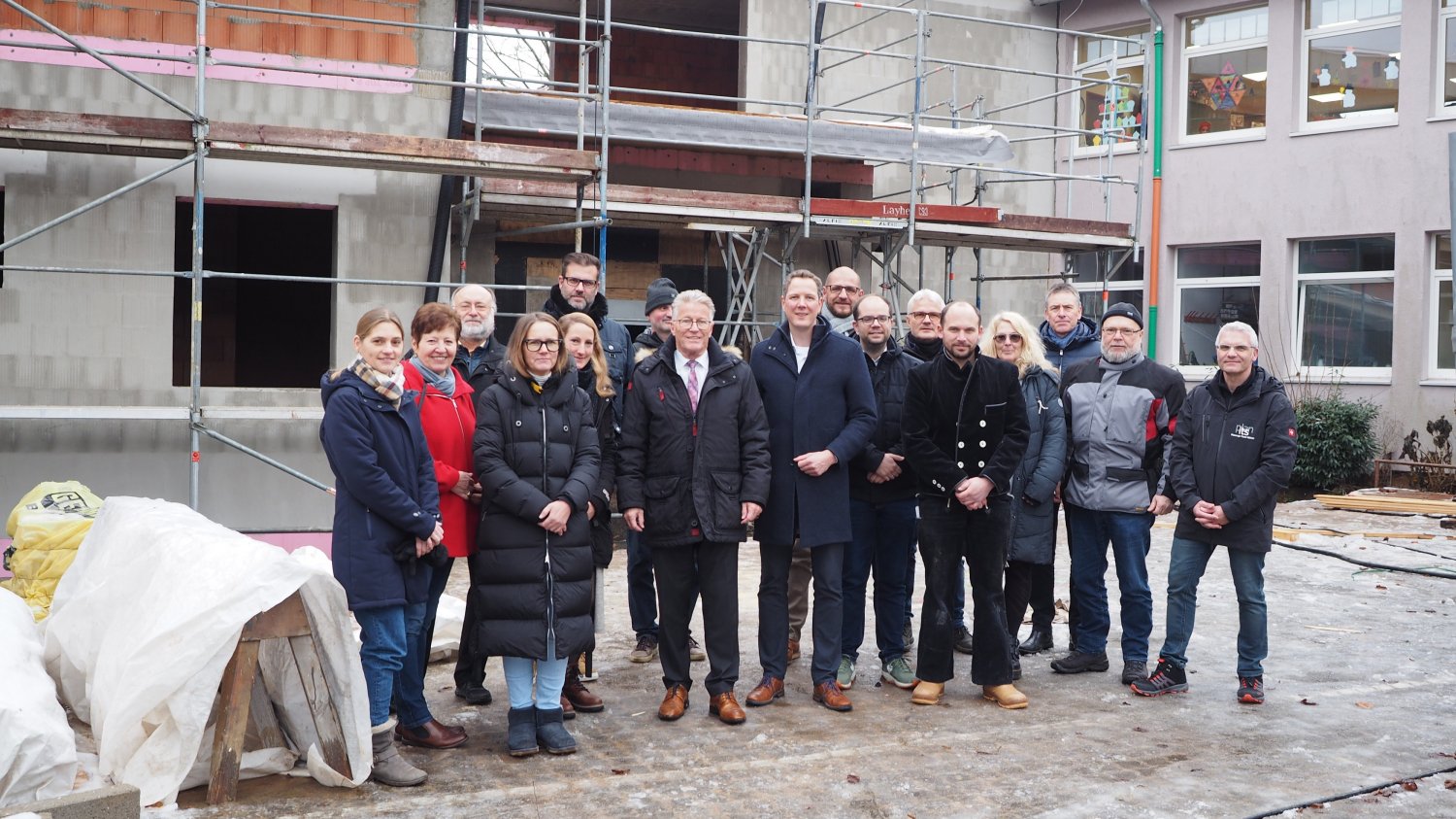 Gemeinsam mit weiteren Gästen feierten Kreisbeigeordneter Winfried Ottmann (Siebter von links) und stellvertretende Schulleiterin Stefanie Scholz (Fünfte von links) das Richtfest des Anbaus der Sterntalerschule in Büdesheim.