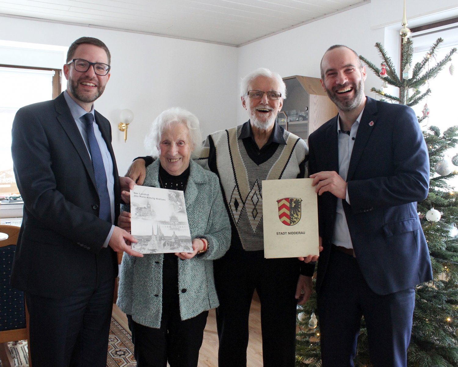 Seit 65 Jahren ein Ehepaar: Helga und Gisbert Elsässer. Landrat Thorsten Stolz (links) und Bürgermeister Andreas Bär gratulierten dem Jubelpaar, das seit August in Nidderau-Ostheim wohnt.