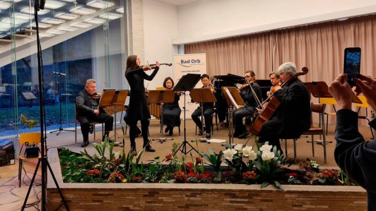 Solistin Maria Bojadzijew begeistert die Zuschauer – links im Bild sitzt Musikdirektor Jaroslav Bilik. 