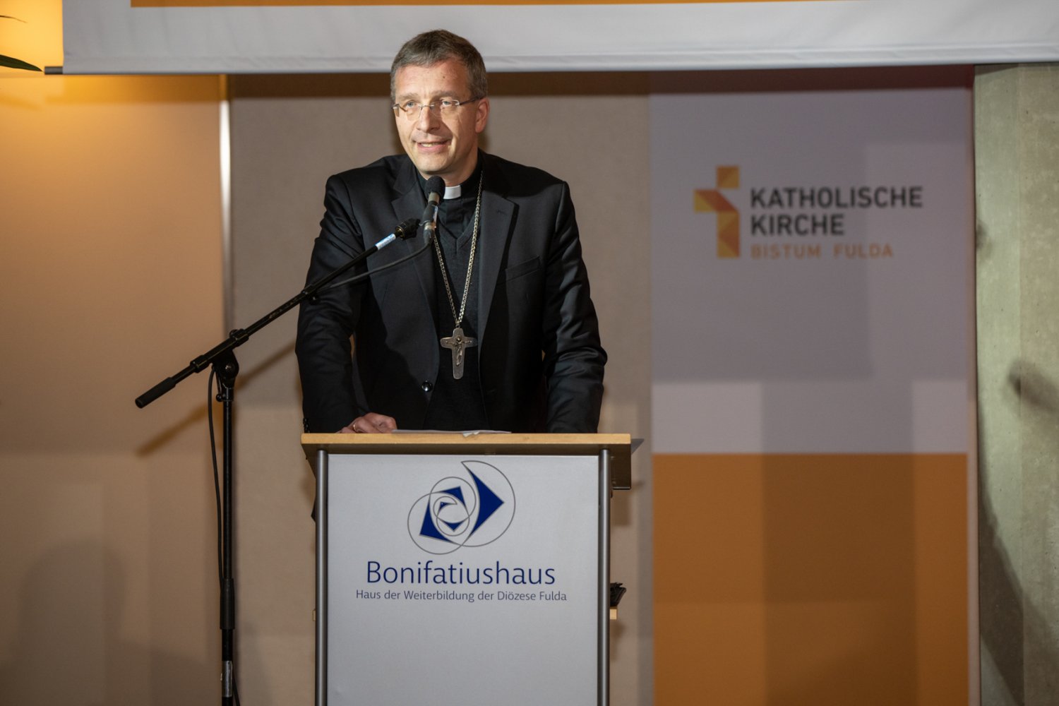 Bischof Dr. Michael Gerber rief während des Bistumsempfangs zum neuen Jahr dazu auf, sich mit Engagement und Offenheit aktiv in die Gesellschaft einzubringen und sich dabei nicht entmutigen zu lassen.