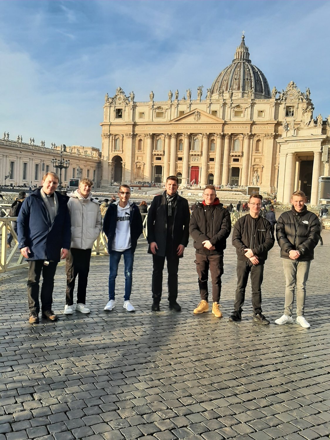Endlich am Petersplatz in Rom angekommen. Jugendgruppe aus St. Elisabeth gibt Papst Benedikt die letzte Ehre.