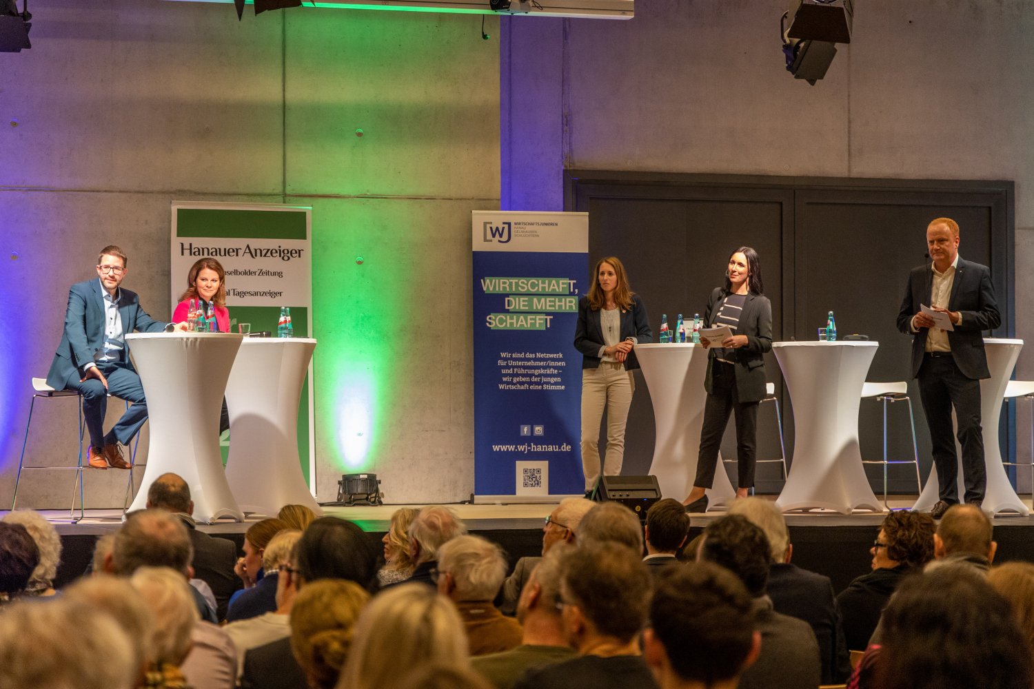 Im MKK stehen die Zeichen auf Landratswahlkampf: Volles Haus herrscht am Donnerstagabend bei der Podiumsdiskussion im Stadthaus in Bruchköbel.