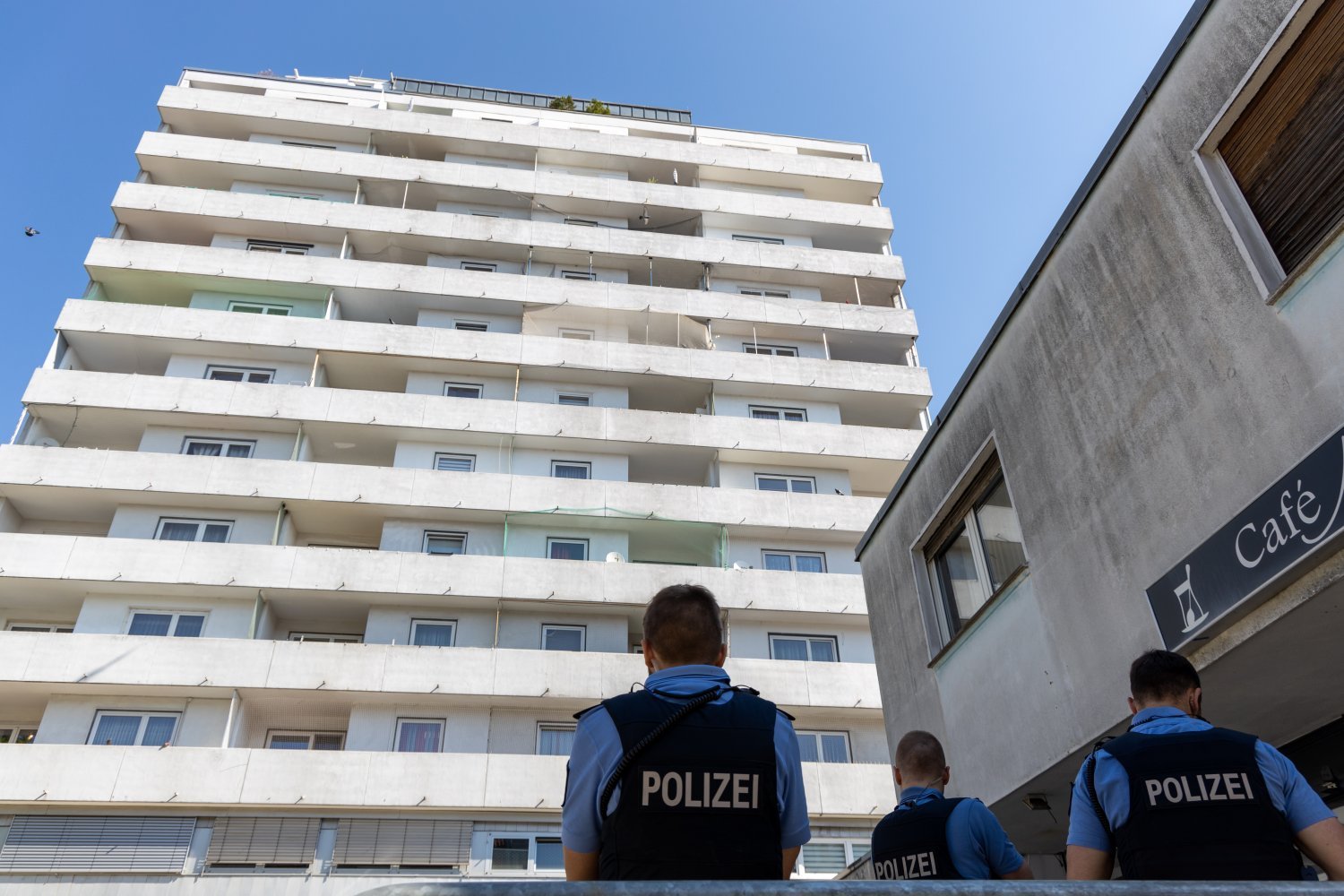 Hanau, 11. Mai 2022: Ein Mädchen wird tot auf einem Balkon entdeckt, ein Junge liegt schwer verletzt vor einem Hochhaus und stirbt später.