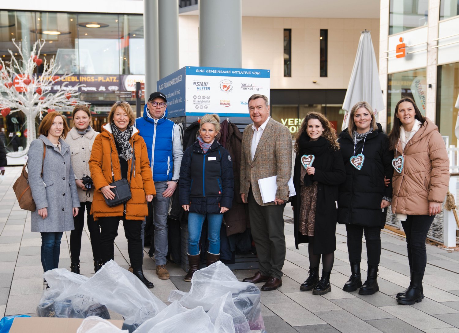Gemeinsam mit Vertreterinnen und Vertretern der Hanau Marketing GmbH, der Initiative Die Stadtretter, dem StrassenEngel e. V., dem Forum Hanau sowie verschiedenen Sponsoren startet die Hilfsaktion für Bedürftige