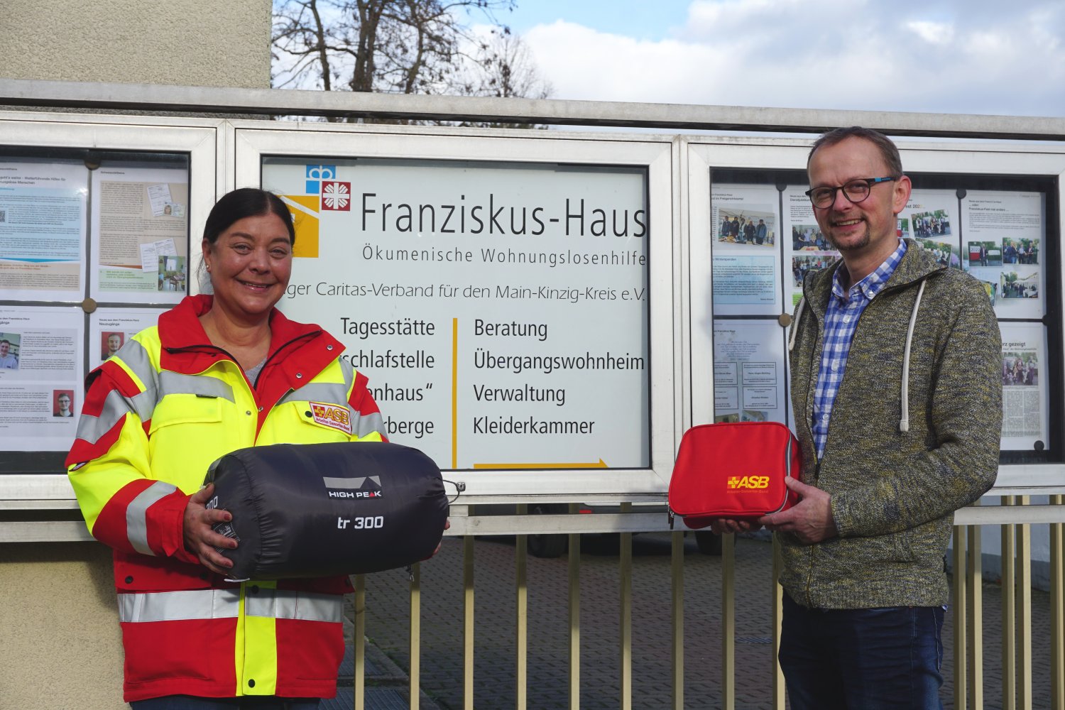 Sofia Samartzi, die Geschäftsführerin des ASB Regionalverbandes Mittelhessen, überreichte Einrichtungsleiter Rainer Broßmann die Schlafsäcke und Hygienesets für das Franziskus-Haus. 