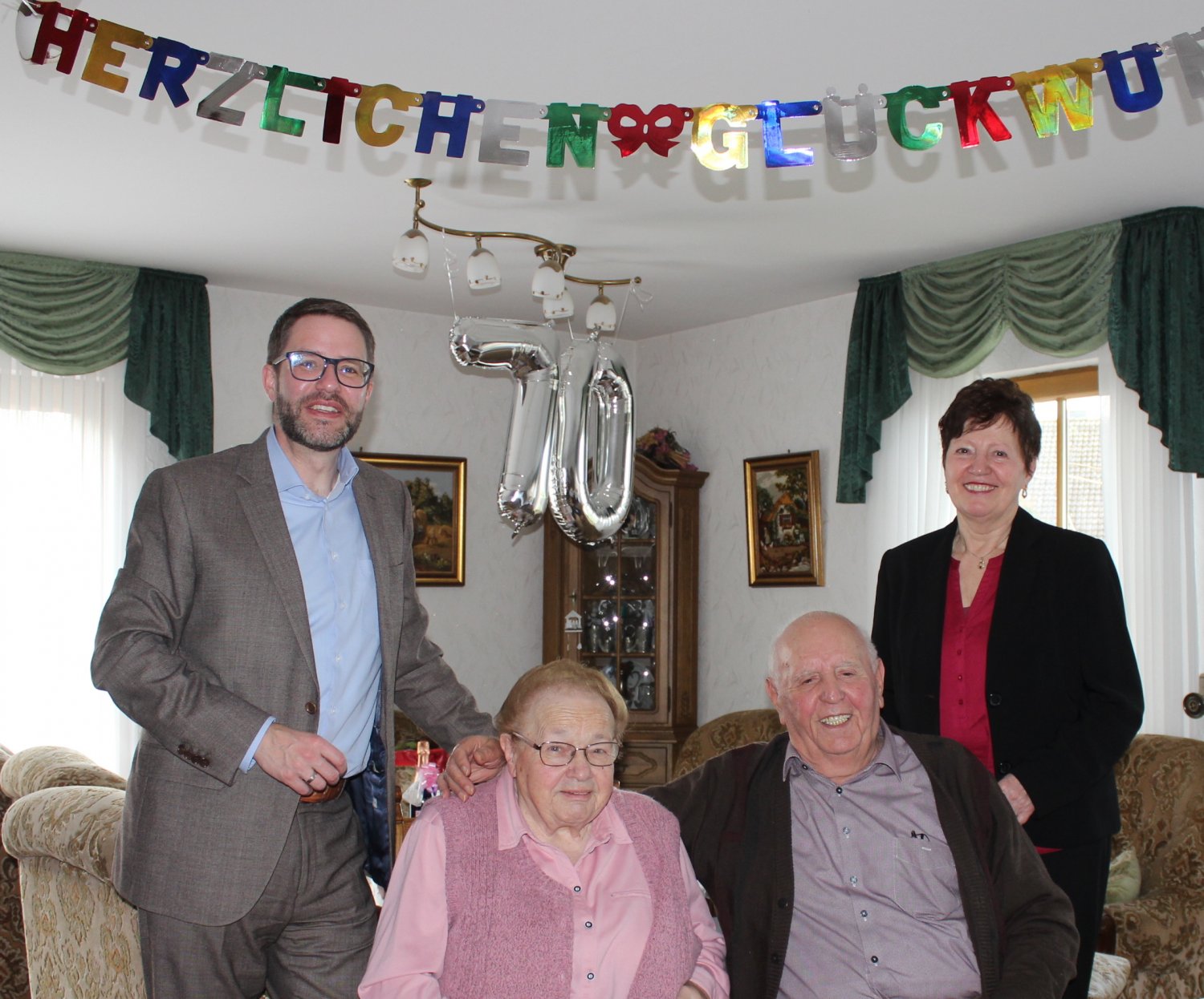 Landrat Thorsten Stolz und Bürgermeisterin Cornelia Rück gratulierten dem Ehepaar Susanne und Ludwig Wacker aus Schöneck-Kilianstädten zum seltenen Ehejubiläum.