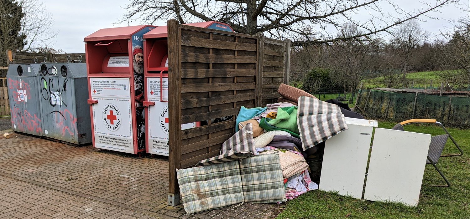 Am Altglascontainer im Bereich Alte Hauptstraße/Goethestraße im Freigerichter Ortsteil Somborn ist Sperrmüll illegal entsorgt worden.