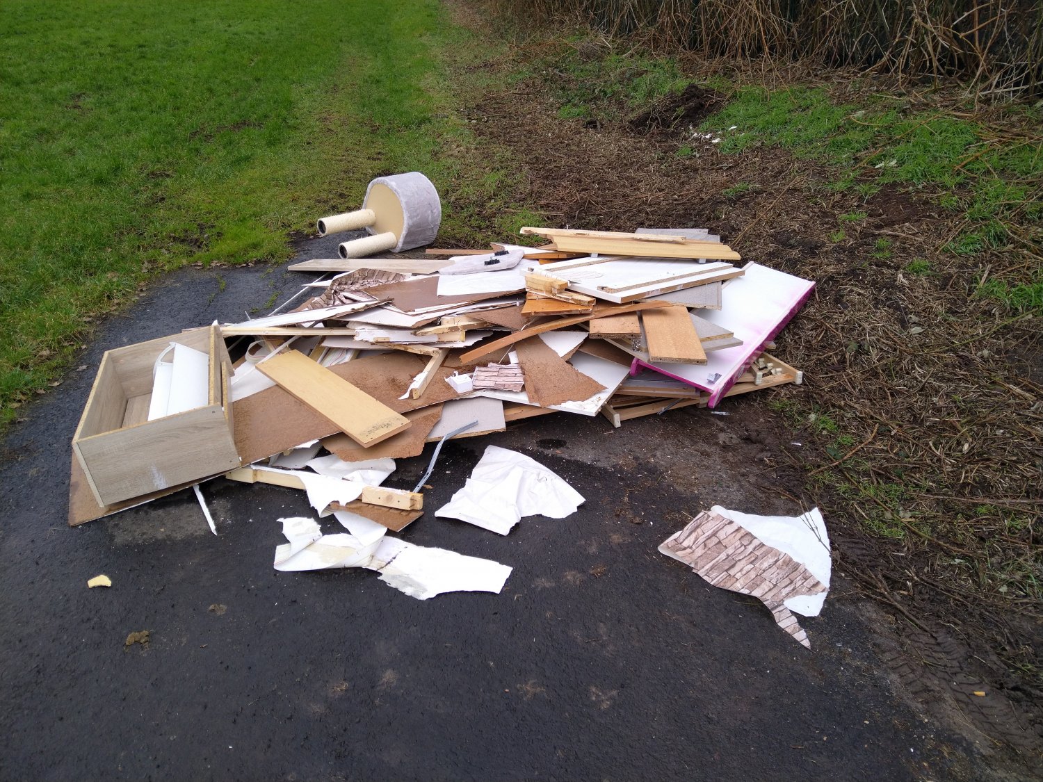Nur zwei Stunden nach der Abholung durch den Bauhof wurde eine neue illegale Müllablagerung im Bereich der A66-Unterführung in Rothenbergen gemeldet. 