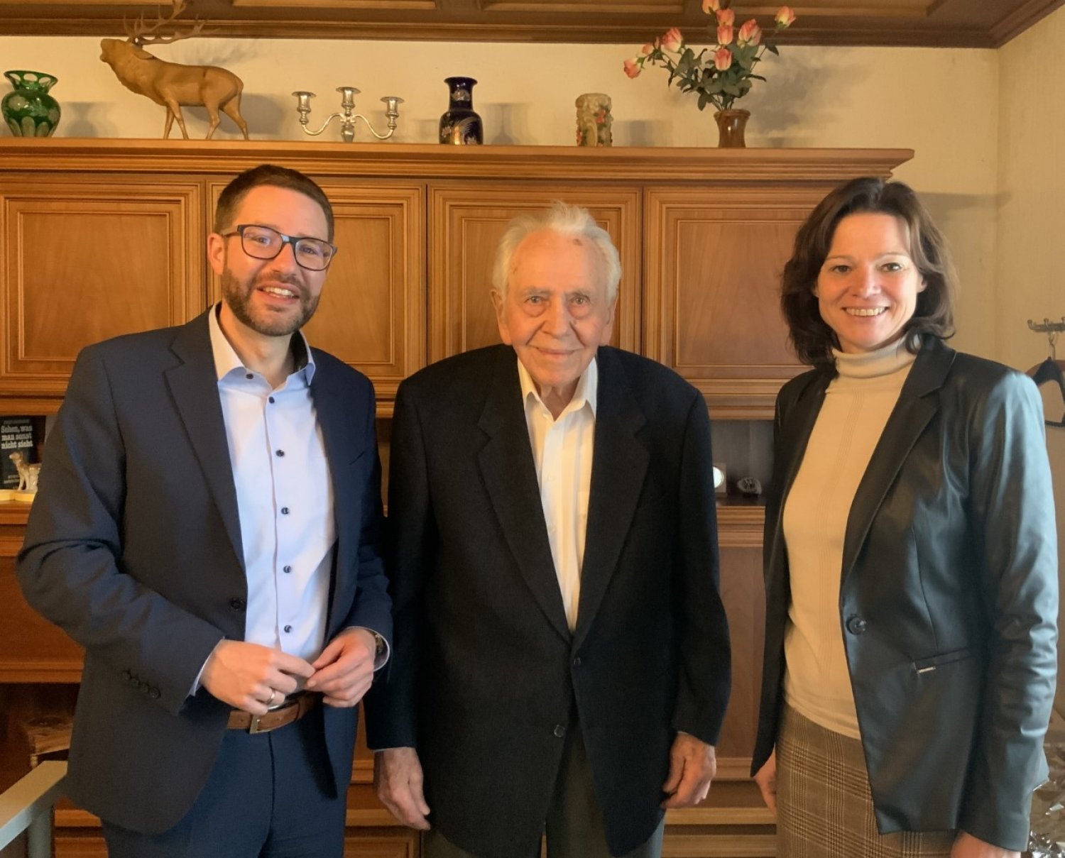 Landrat Thorsten Stolz überbrachte Heinrich Schäfer zusammen mit Bürgermeisterin Sylvia Braun Glückwünsche zum 100. Geburtstag.