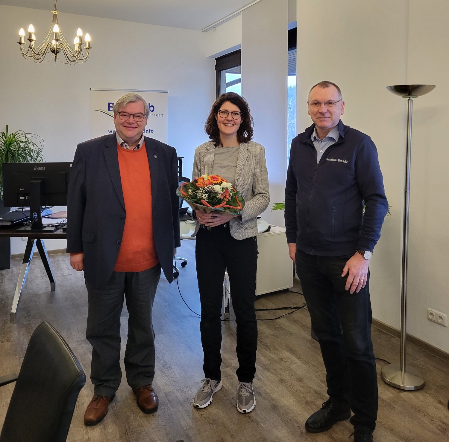 Freudiger Empfang im Bad Orber Rathaus: Bürgermeister Tobias Weisbecker, Anika Broda und Fachbereichsleiter und Kurgeschäftsführer Manfred Walter.