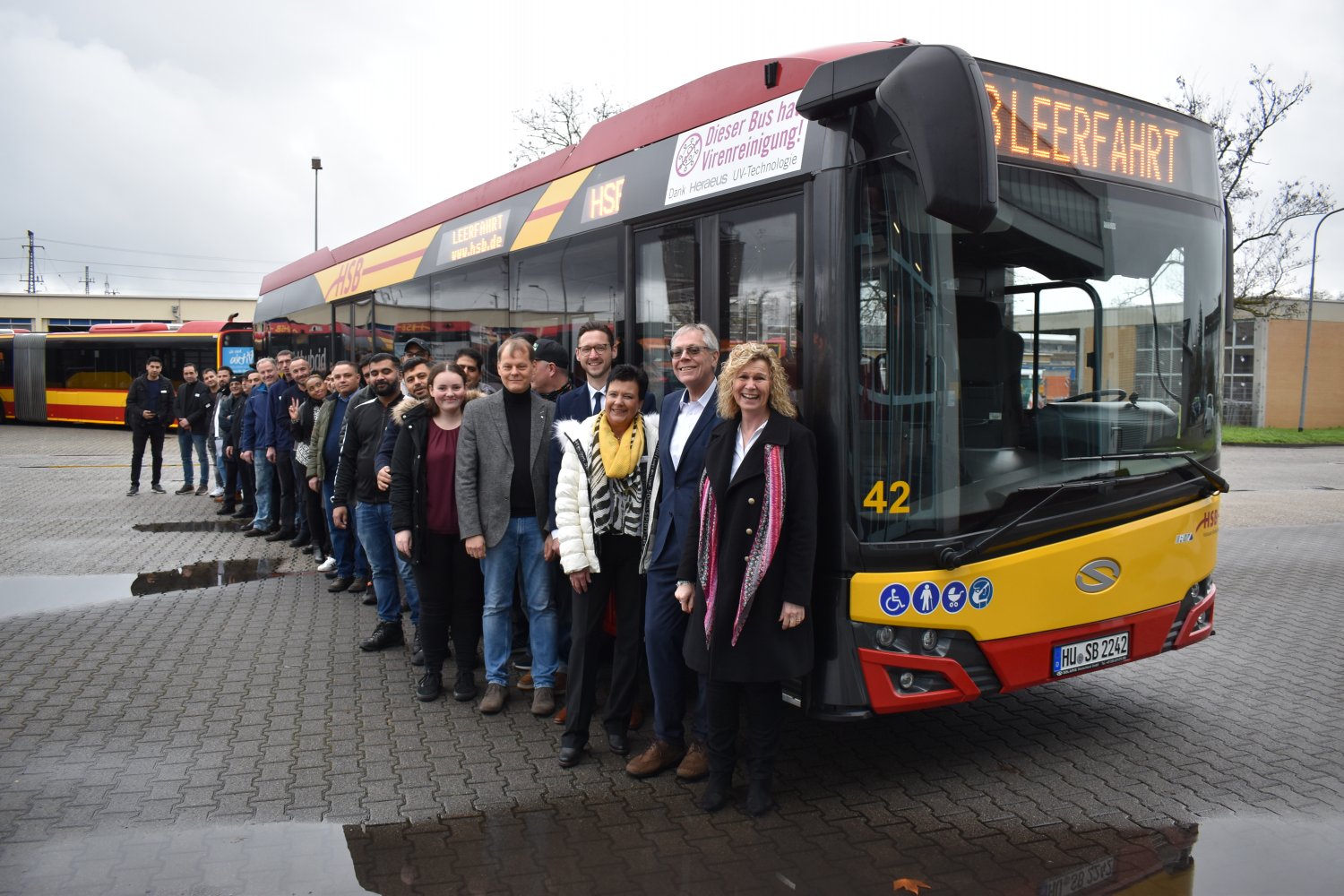 Die vielen Menschen passen kaum auf das Foto. So groß ist die Anzahl der Busfahrerinnen und Busfahrer der Hanauer Straßenbahn GmbH (HSB)...