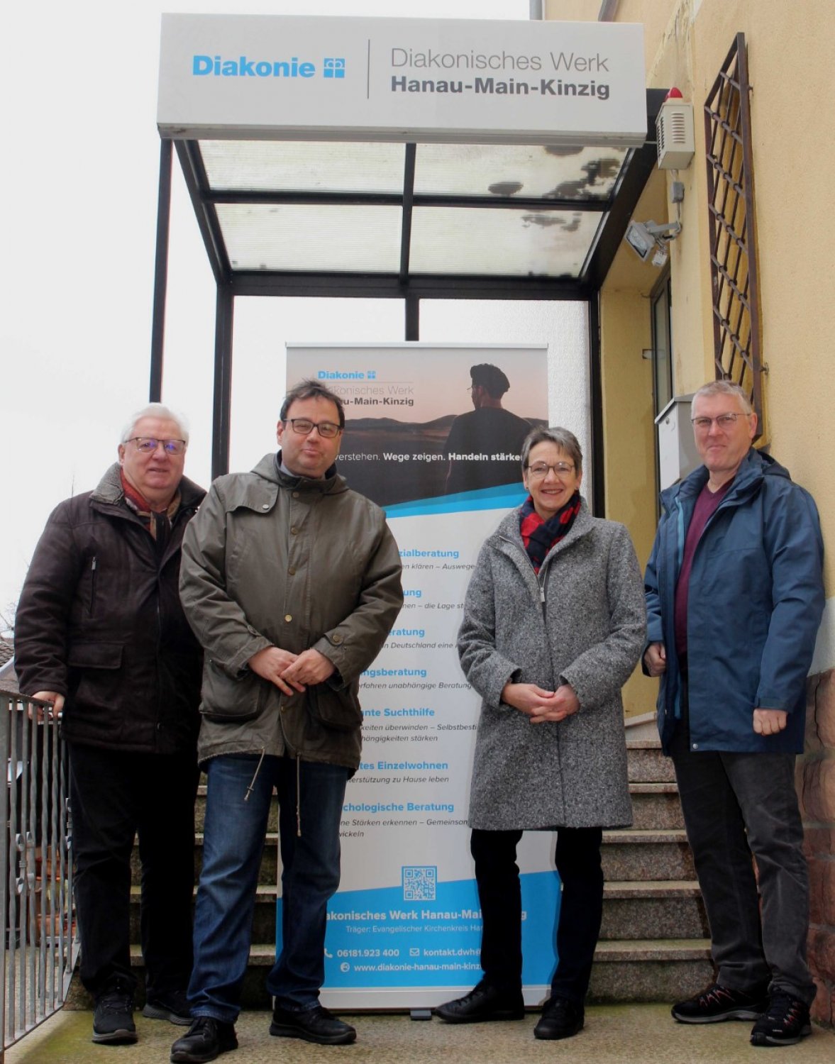 Anton Hofmann (Presssprecher) und Jörg Mair (Kreisvorsitzender) trafen sich am Standort in Gelnhausen mit Pfarrerin Ute Engel, Geschäftsführerin des Diakonisches Werk Hanau-Main-Kinzig und Carsten Grau, dem stellvertretenden Geschäftsführer.