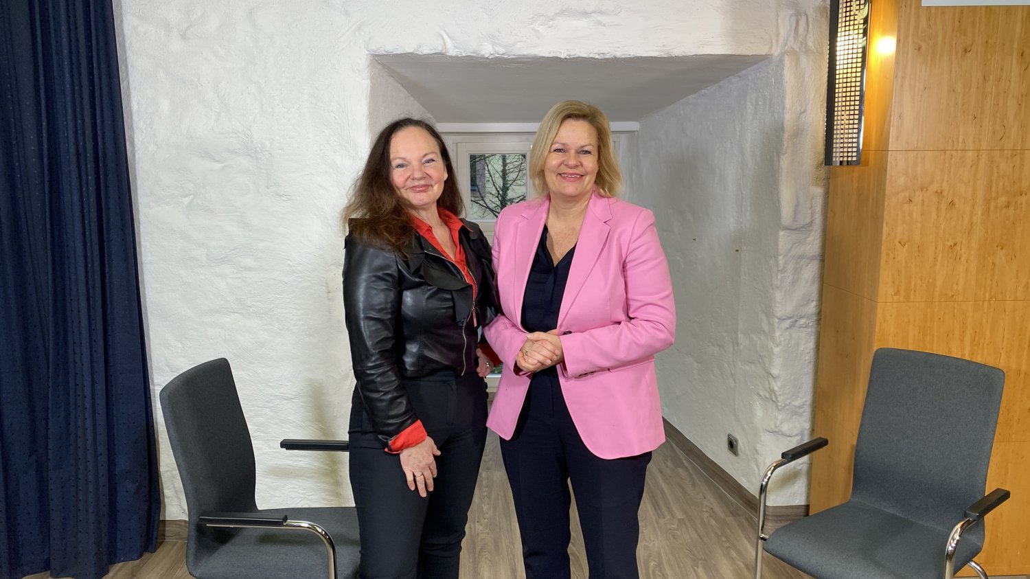 Moderatorin Silvia Stenger mit der Bundesinnenministerin Nancy Faeser (SPD).