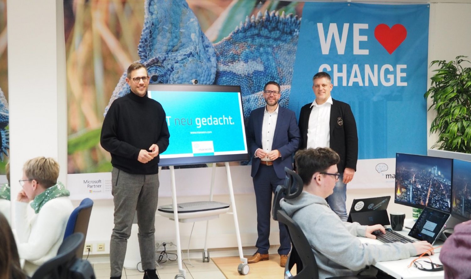 Landrat Thorsten Stolz besuchte die Maxworx GmbH in Bad Soden-Salmünster und tauschte sich mit den beiden Firmeninhabern Ralph und Holger Göbel (rechts) aus.