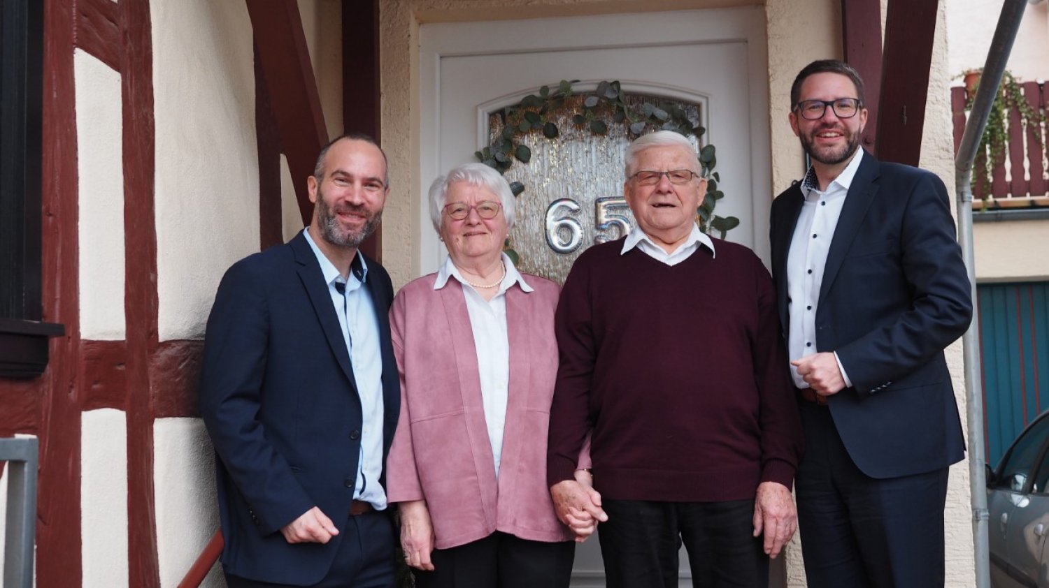 Landrat Thorsten Stolz (re.) und Nidderaus Bürgermeister Andreas Bär (li.) gratulierten Liesel und Heinrich Reichhold zur Eisernen Hochzeit.