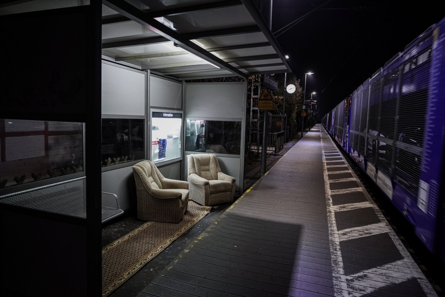 Das war zu erwarten gewesen: Jetzt ist wieder Schluss mit dem Wohlfühl-Warte-Erlebnis am Großkrotzenburger Bahnhof. 