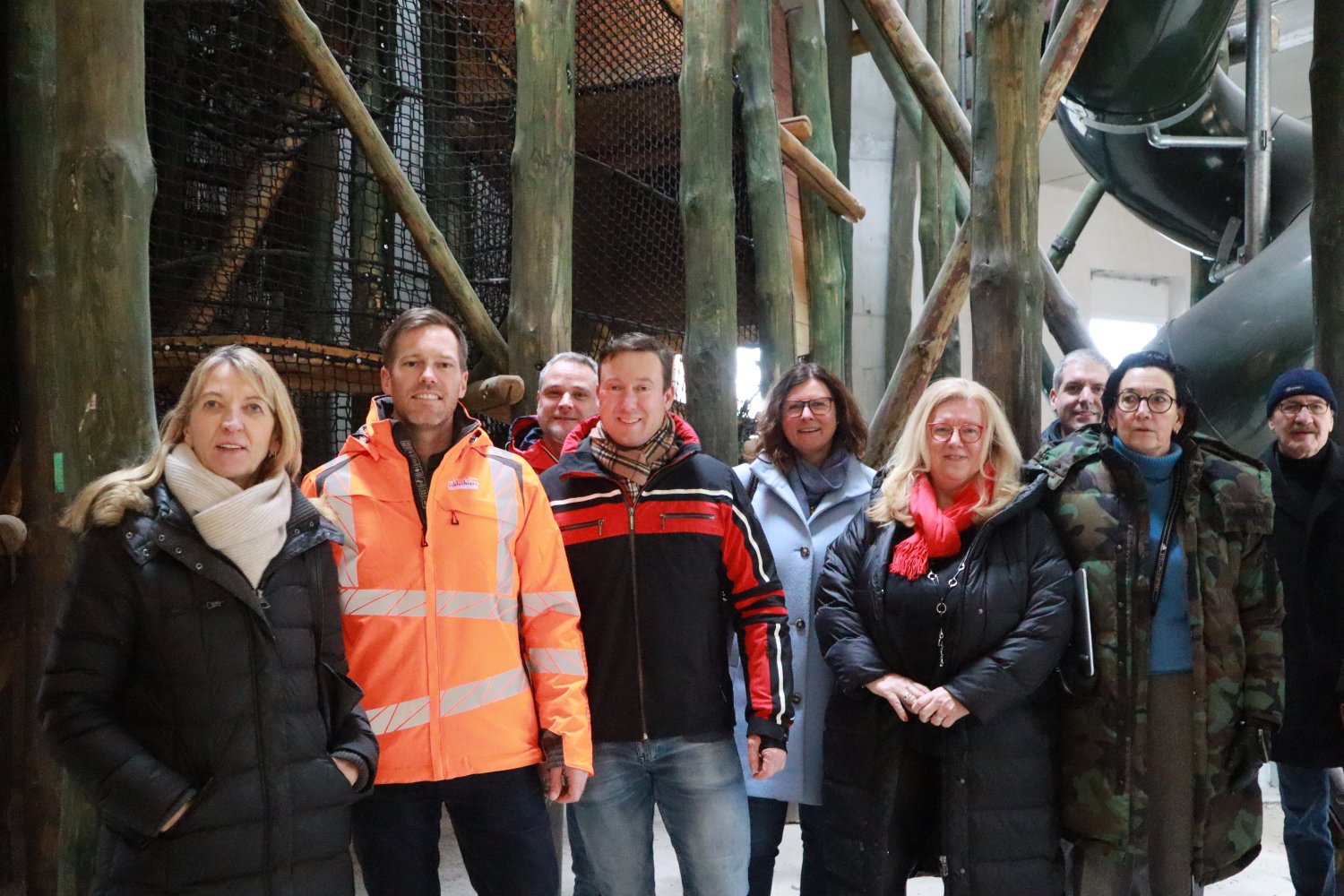 (von links): Karin Jasch, Jan Knüttel, Thomas Rau, Matthias Möller, Kerstin Baier-Hildebrand, Lydia Kohlhepp, Tobias Orth (alle Stadt), Marion Schmitz-Stadtfeld und Magistrat Reinhold Baier. 