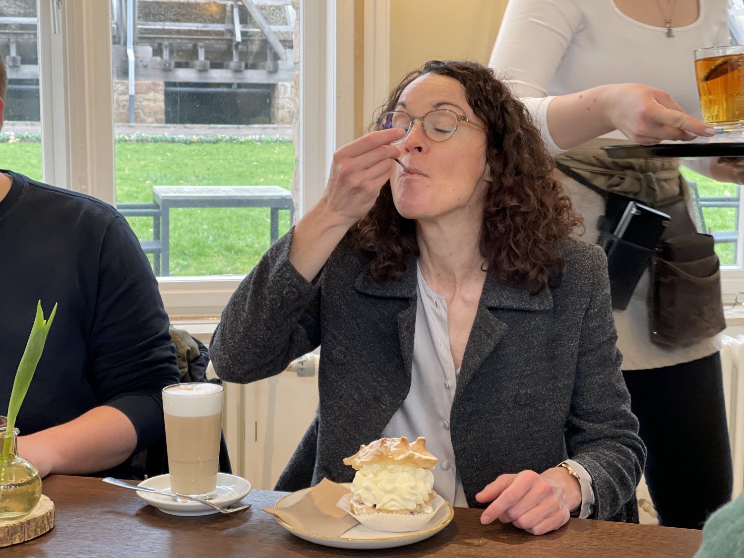 Mmhhh schmeckt das Törtchen gut. Doch das ist nicht der wichtigste Grund des Besuchs. Ministerin Dorn möchte das Ehrenamt würdigen