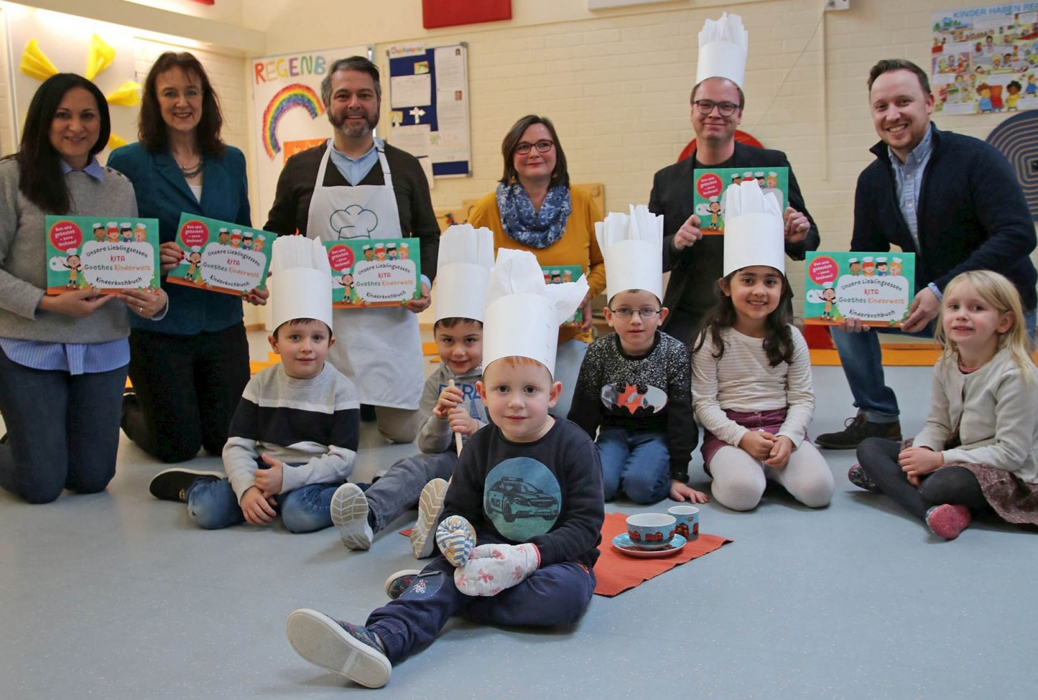 Erfolgreiche Gemeinschaftsproduktion (v.li.): Jane Kolczok, Heike Schmidt, Bürgermeister Daniel Glöckner, Christa Rothenbücher, Manuel Leschik, Stefan Dahle und einige der jungen Kita-Gastronomie-Kritiker:innen. 