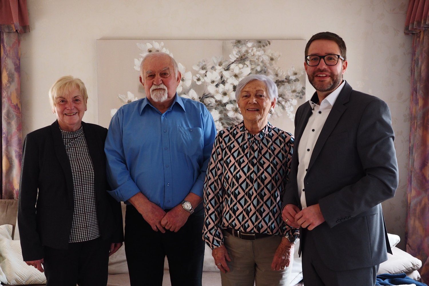 Landrat Thorsten Stolz gratulierte Lotte und Heinz Knüttel gemeinsam mit Luise Meister, Mitglied des Magistrats der Stadt Schlüchtern, zum 65. Hochzeitstag.