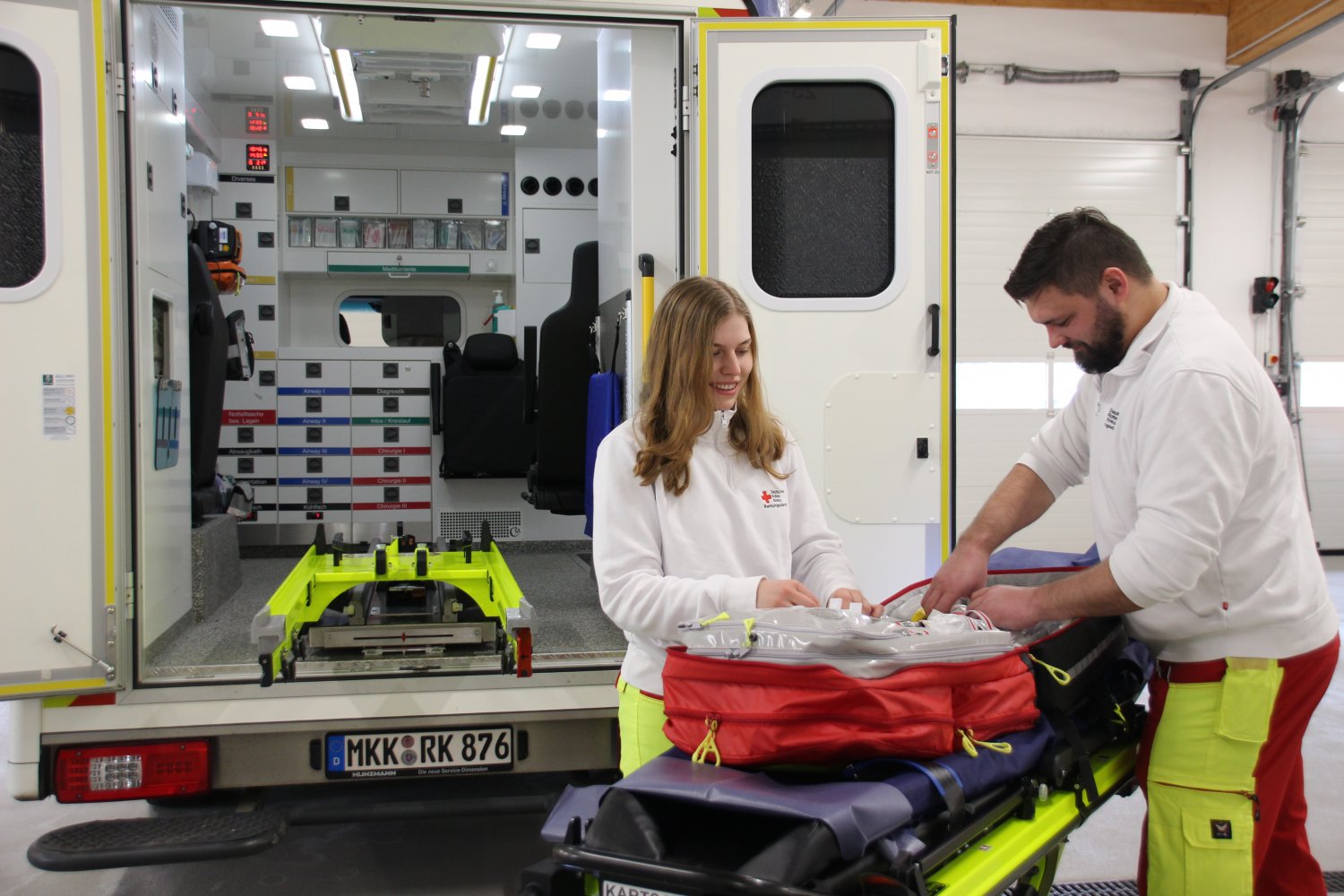 Elvira Efinger und Martin Schuder füllen den Rettungswagen auf. 