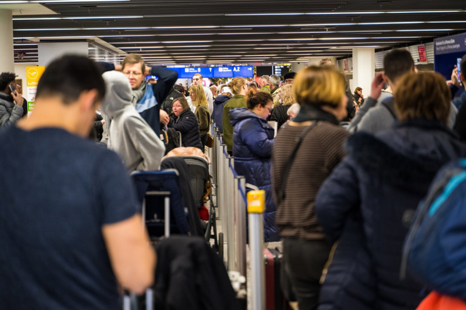 Seit Mittwochmorgen kommt es am Flughafen Frankfurt für die Passagiere der Lufthansa Gruppe zu Flugausfällen und Verspätungen.