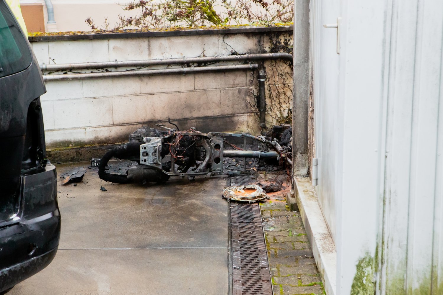 Gegen 9:30 Uhr geriet an einer Tankstelle in der Leipziger Straße ein Motoroller in Brand.