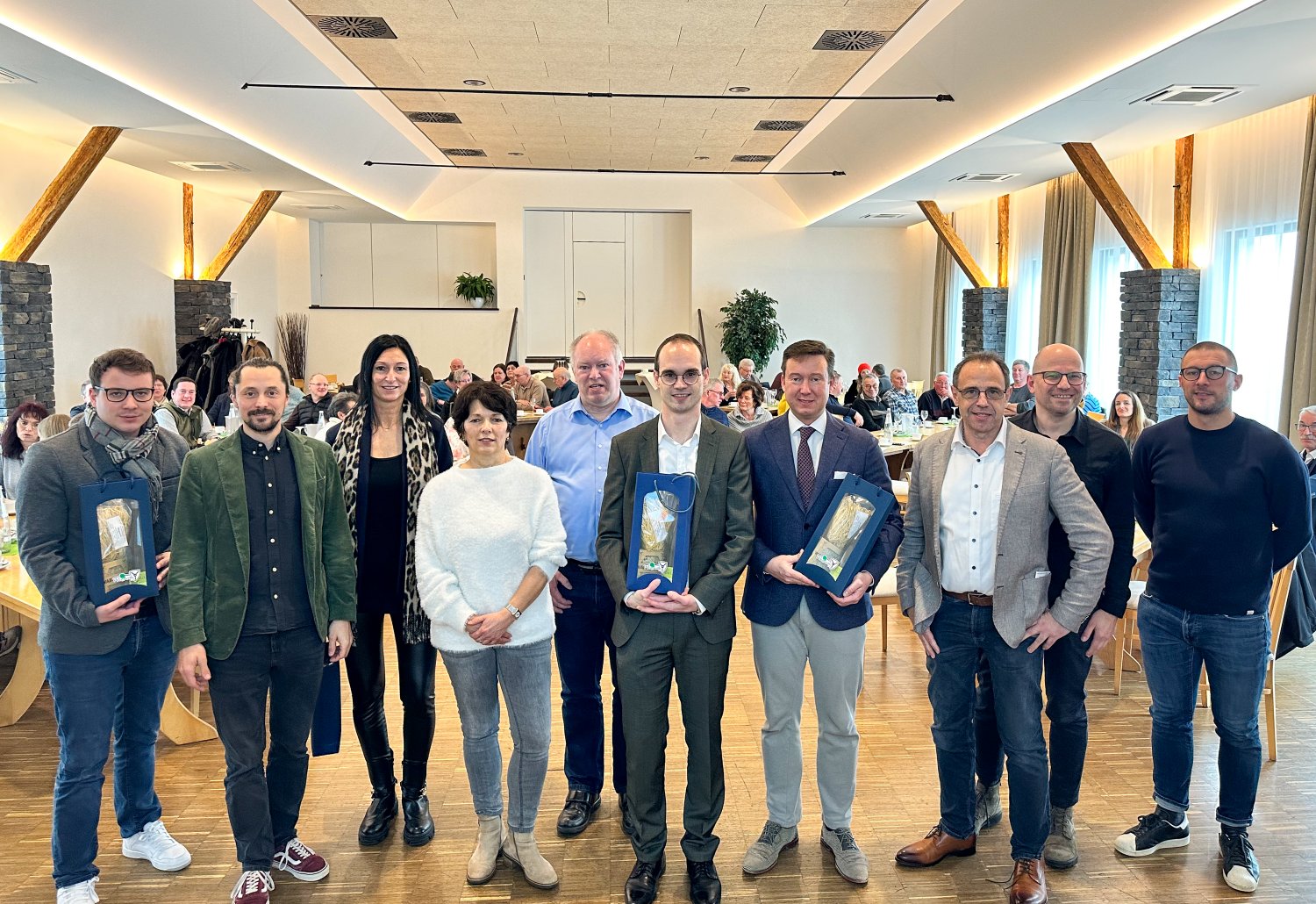 v.l: Philipp Kneip, Moderator Nico Bensing, Simone Roth, Angelika Lotz, Helmut Kempel, Rechtsanwalt Andreas Ruckelshausen, Bürgermeister Matthias Möller, Ortsvorsteher Maik Basermann, Markus Eckart und Andreas Larbig.
