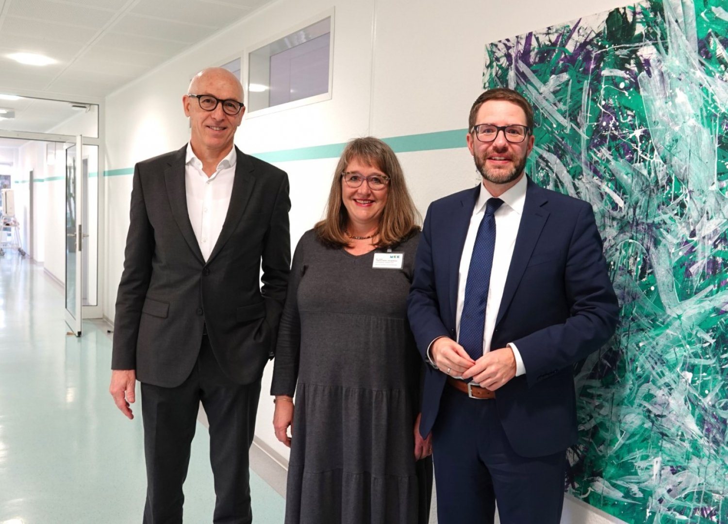 Dr. Tatjana Müller-Neugebauer, ärztliche Leitung der Klinik für Psychiatrie und Psychotherapie an den Main-Kinzig-Kliniken Schlüchtern, mit Landrat Thorsten Stolz und Kliniken-Geschäftsführer Dieter Bartsch.