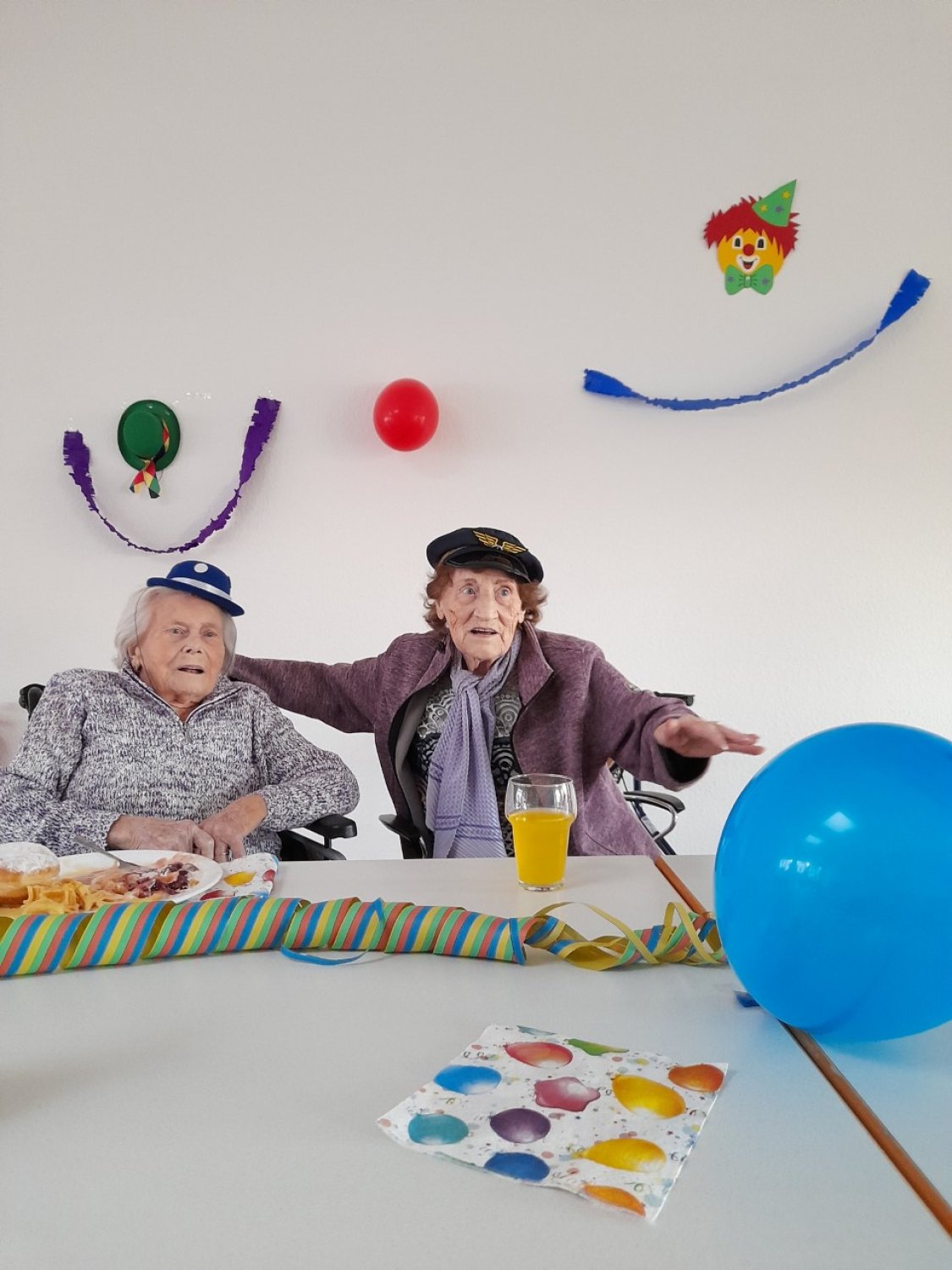 Von links: Die Bewohnerinnen Eva Diefenthäler und Anneliese Daig amüsieren sich auf der Faschingsfeier der Senioren-Dependance Ronneburg.