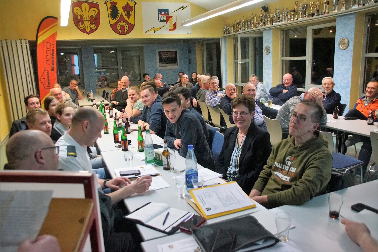 Der gut gefüllte Unterrichtsraum im Kilianstädter Feuerwehrhaus.