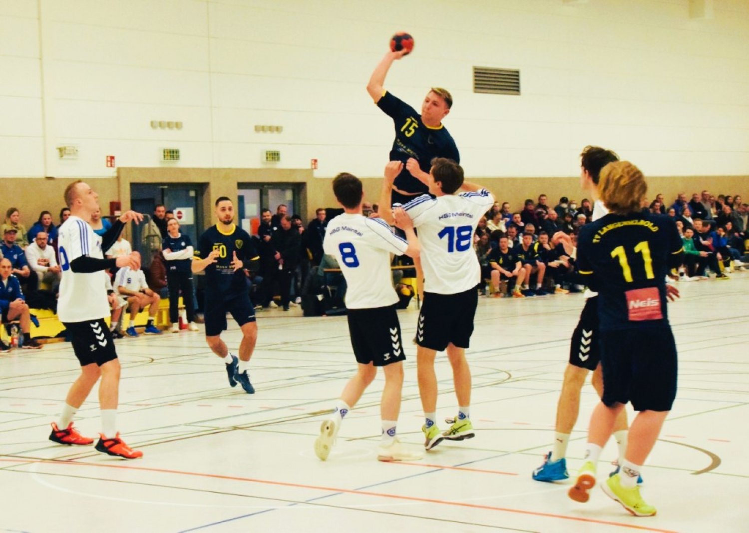 Dennis Schneider, Lukas Kehrein und Moritz Neumann erwarten mit ihrem Team den Tabellenführer.