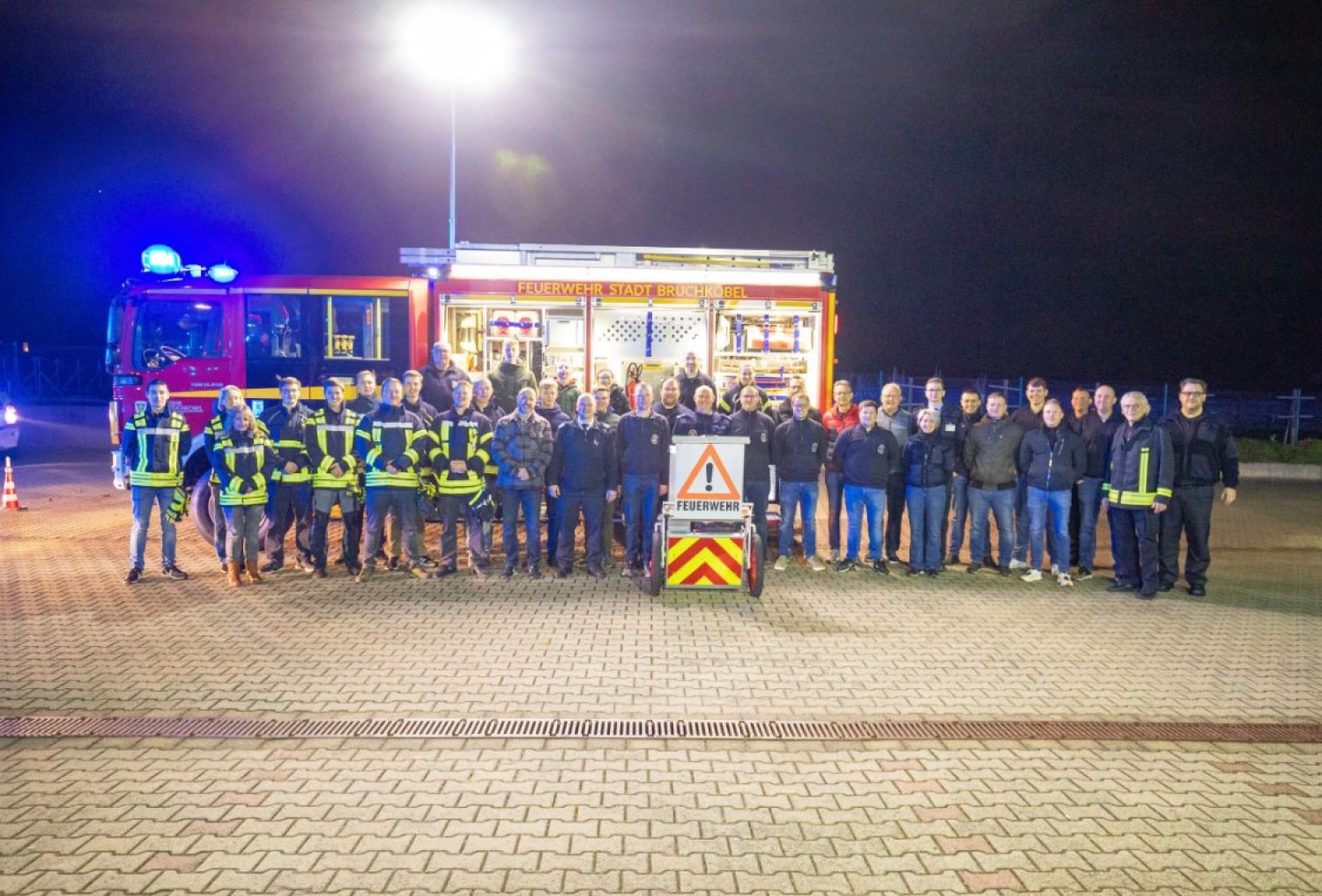 Die Mannschaft ist stolz auf ihr neues Fahrzeug