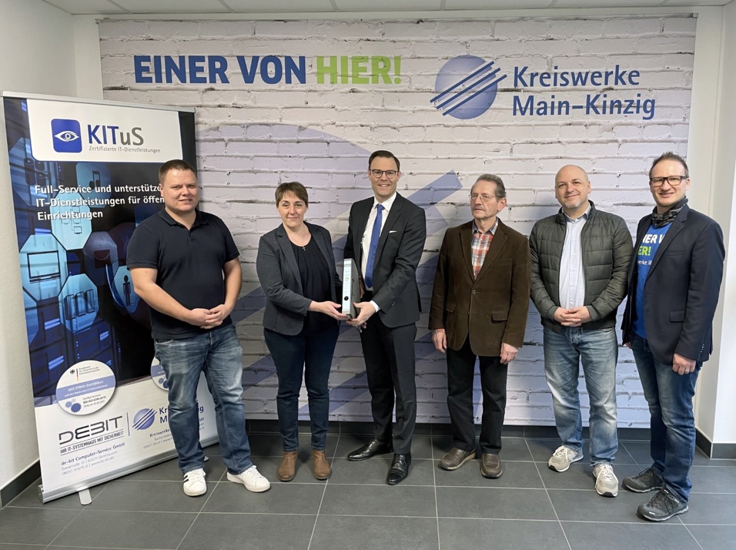 v. l . n. r.: Christian Kempf, Kirsten Frömel (Kefenroder Bürgermeisterin), Oliver Habekost (Geschäftsführer Kreiswerke Main-Kinzig), Heinz Eckert (Erster Beigeordneter Gemeinde Kefenrod), Zlatko Zukic (Key account KITuS der Kreiswerke), Sascha Kling