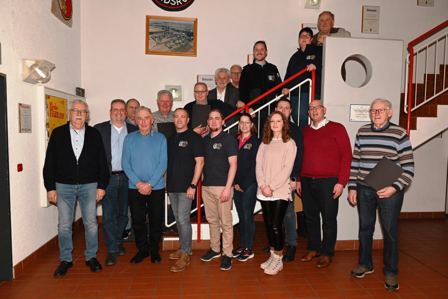 Die geehrten mit den Ehrengästen beim Gruppenfoto im Treppenhaus
