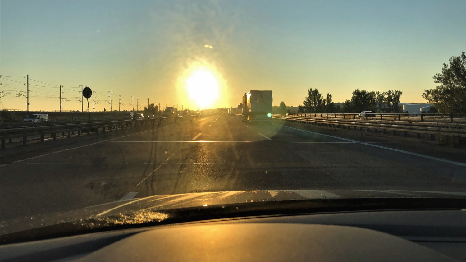 Bei tief stehender Sonne kann die Sicht auf die Straße stark eingeschränkt sein.