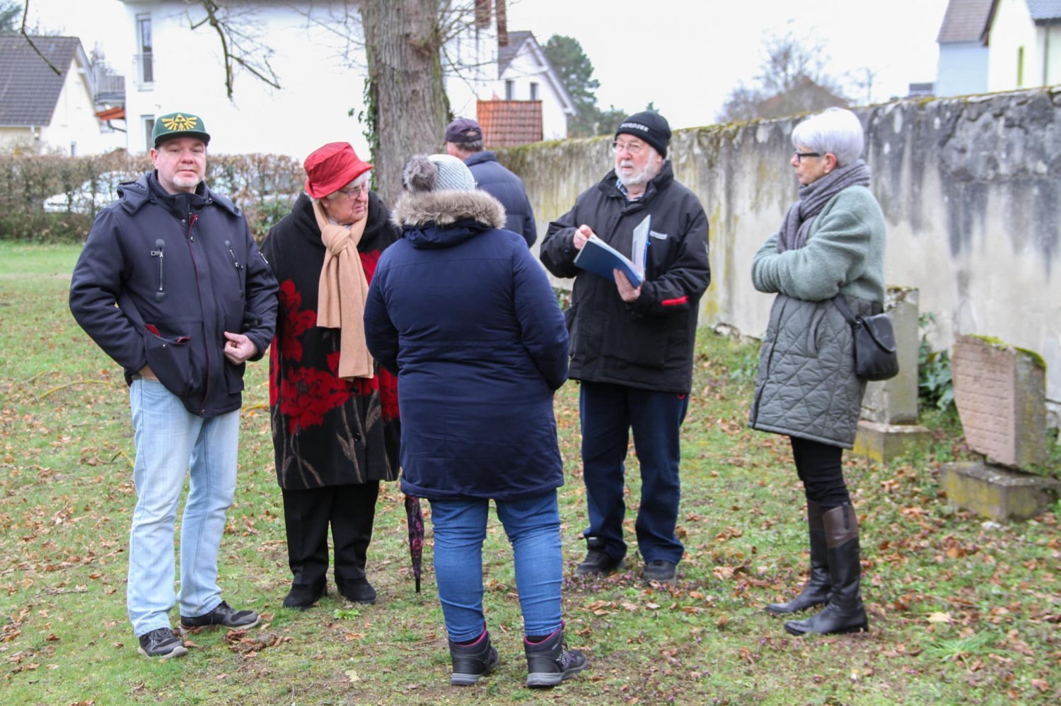 Zeitgeschichte lernen auf dem jüdischen Friedhof in Erlensee.