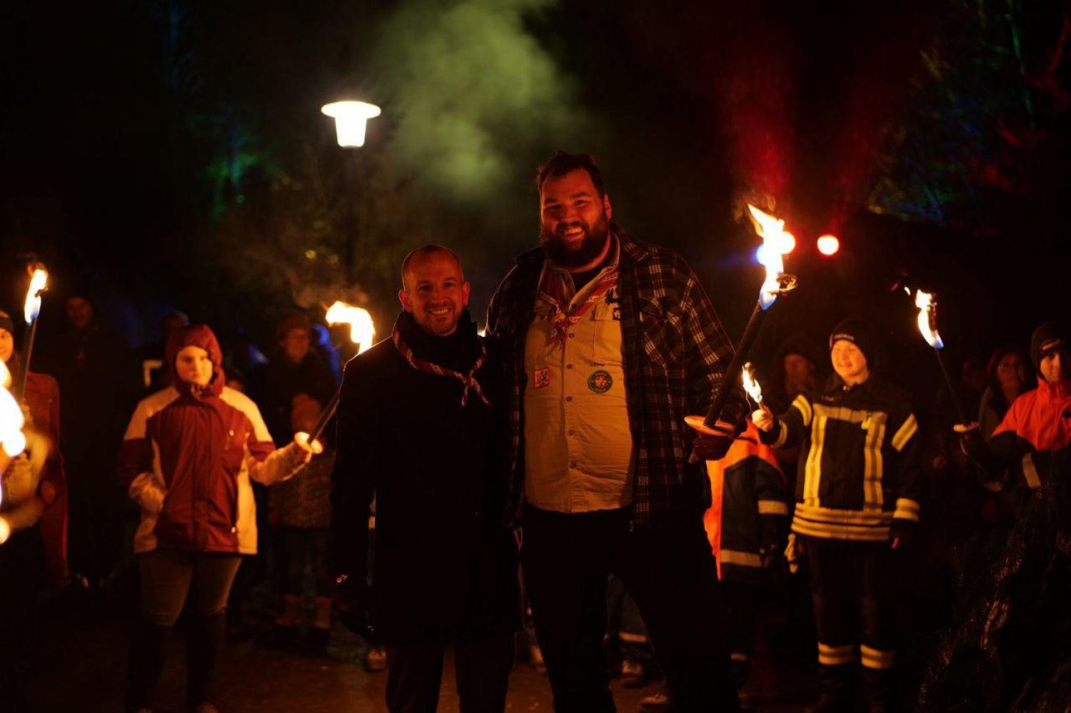 Bürgermeister Dominik Brasch und Stammesvorstand Torsten Balzer am Feuer