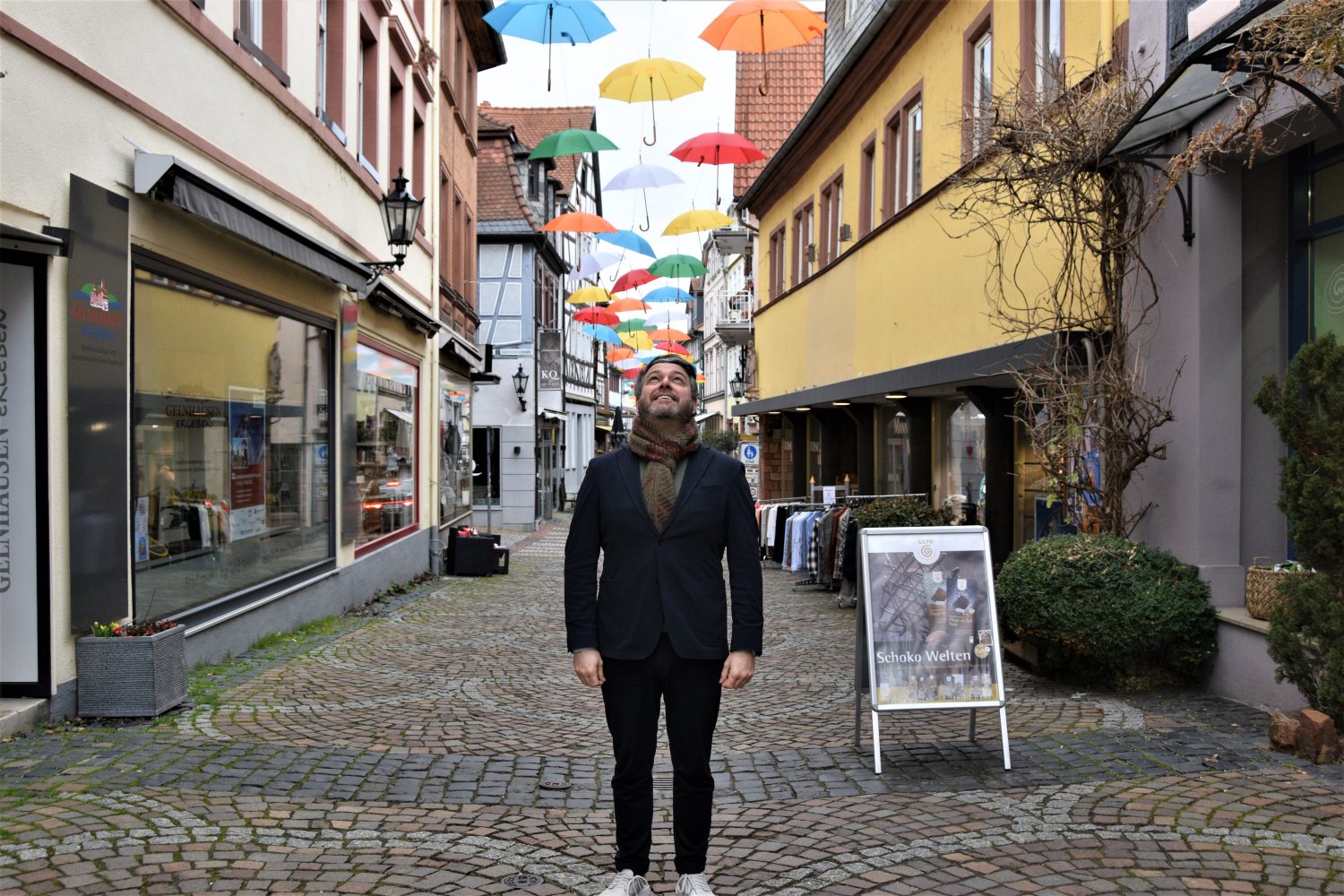 Bürgermeister Daniel Glöckner in der Regenschirmgasse