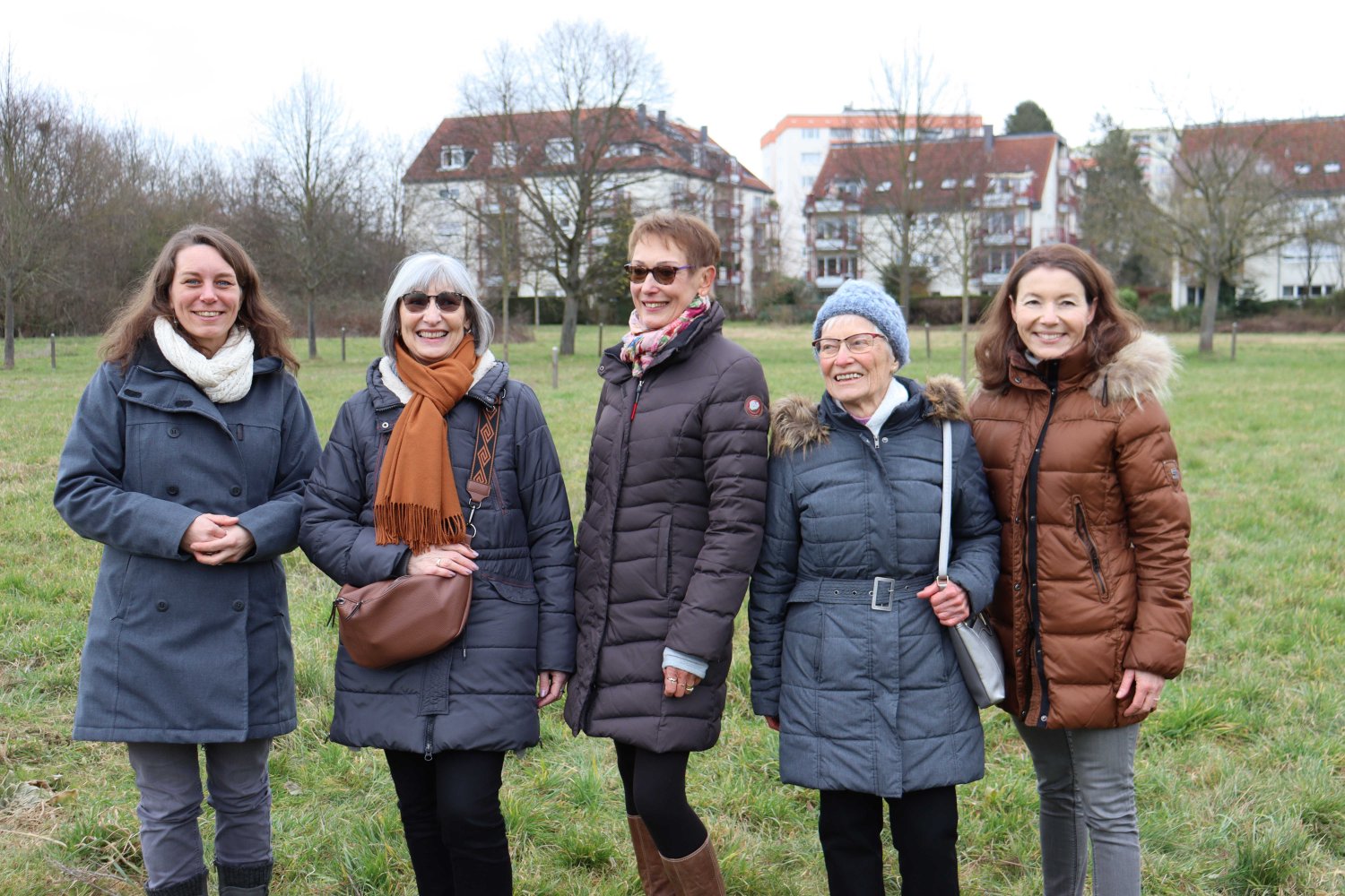 Bürgermeisterin Böttcher (rechts) und Maintals Frauen- und Gleichstellungsbeauftragte Annika Frohböse (links), Ilona Eschelbach, Cornelia Griebel und Agnes Rumrich. 