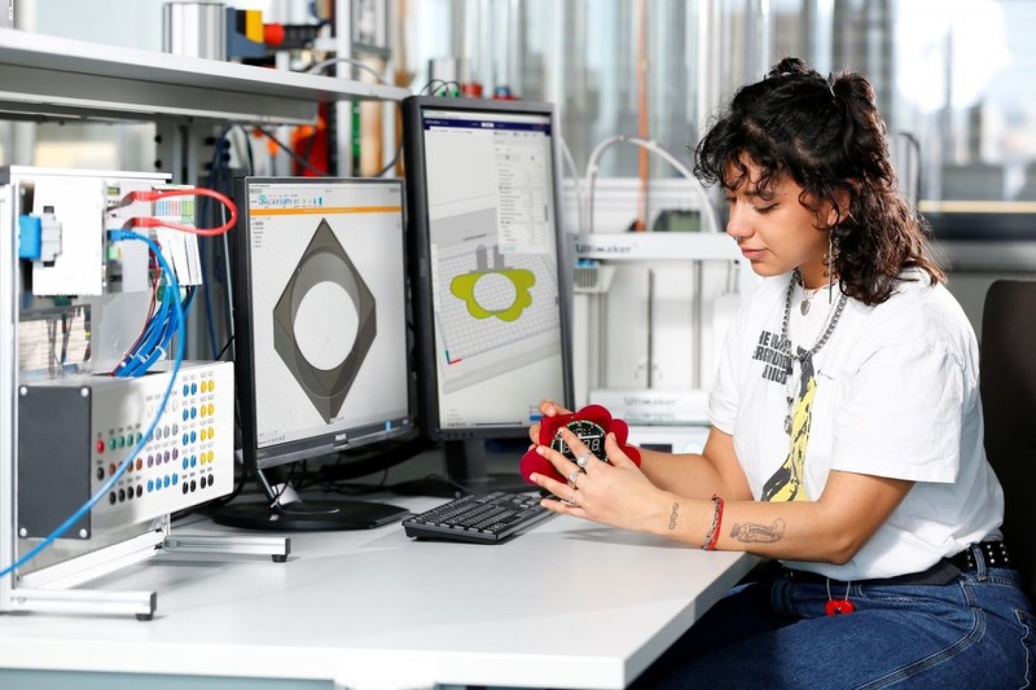 Valentina Friederichs nimmt seit Oktober am Hessen-Technikum teil. An der Hochschule Fulda modellierte sie das Gehäuse einer Uhr und fertigte es mit dem 3D-Drucker an Foto: Hochschule Fulda / Alexander Mengel
