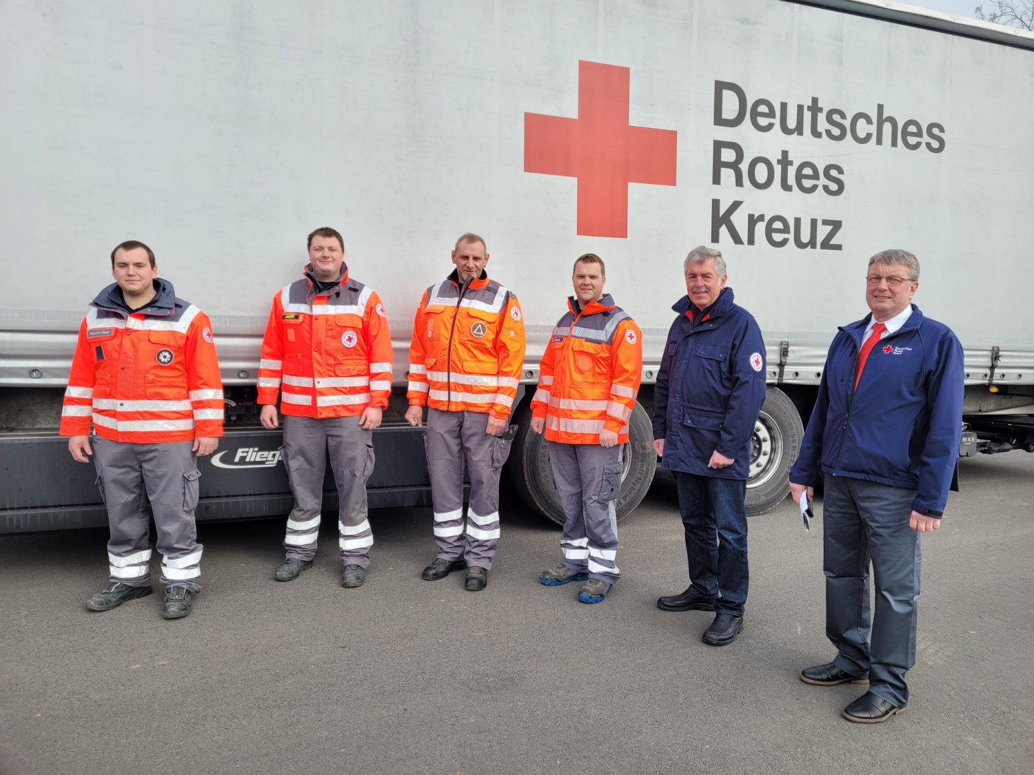 Gemeinsam mit der DRK Landesverstärkung Hessen brachte Erwin Schneider (3.v.l.), Hilfsgüter in die Türkei.