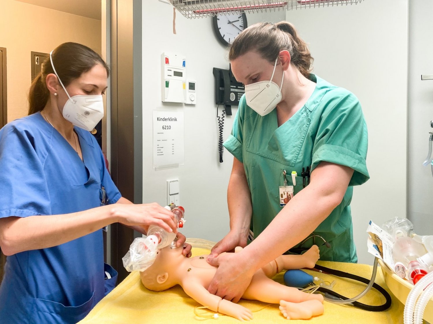 Oberärztin Dr. med. Katharina Zenglein (links) und Assistenzärztin Franziska Hofmann von der Klinik für Kinder- und Jugendmedizin trainieren bei einer internen Schulung mit der Reanimationspuppe C.H.A.R.L.I.E. den Ernstfall.
