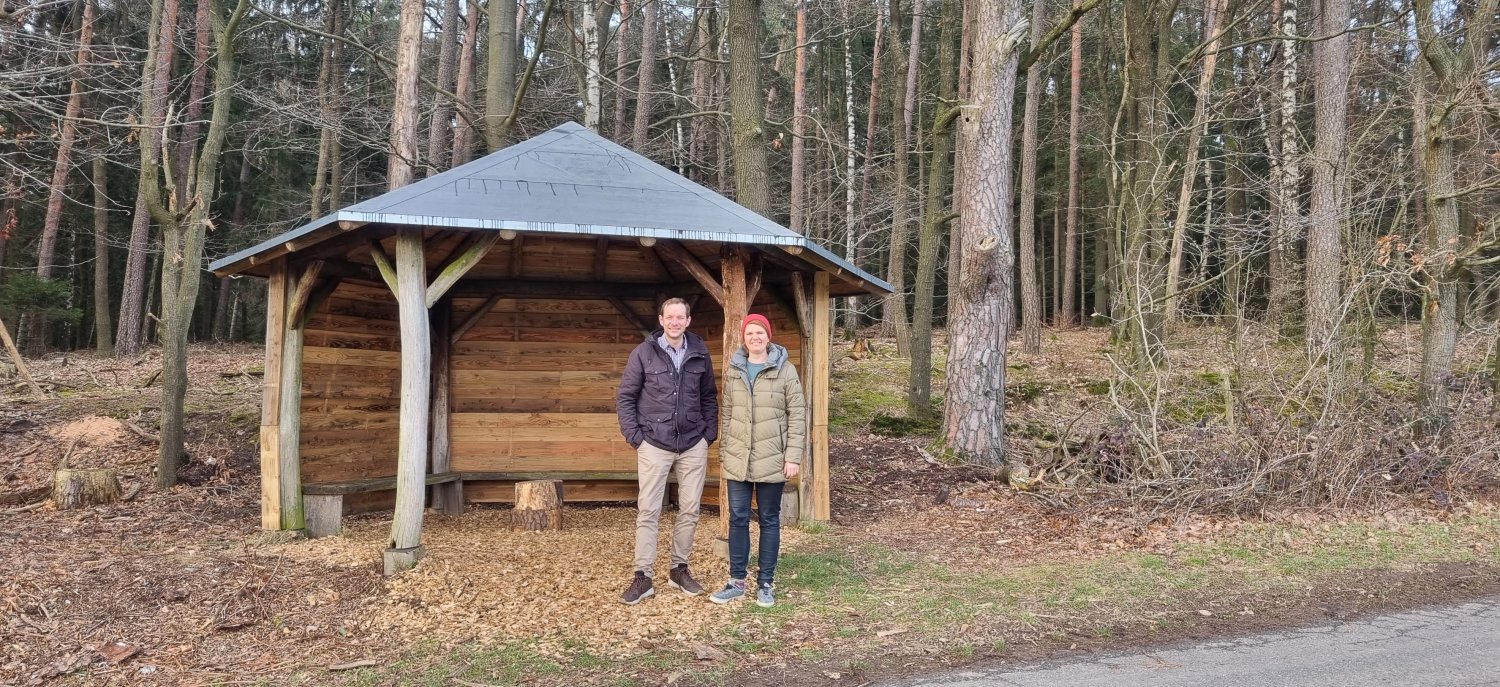 Die Geschäftsführerin des Naturparks Hessischer Spessart, Annika Ludwig, und Nikolai Kailing vom Stadtmarketing der Stadt Wächtersbach freuen sich über die Fertigstellung der Schutzhütte.