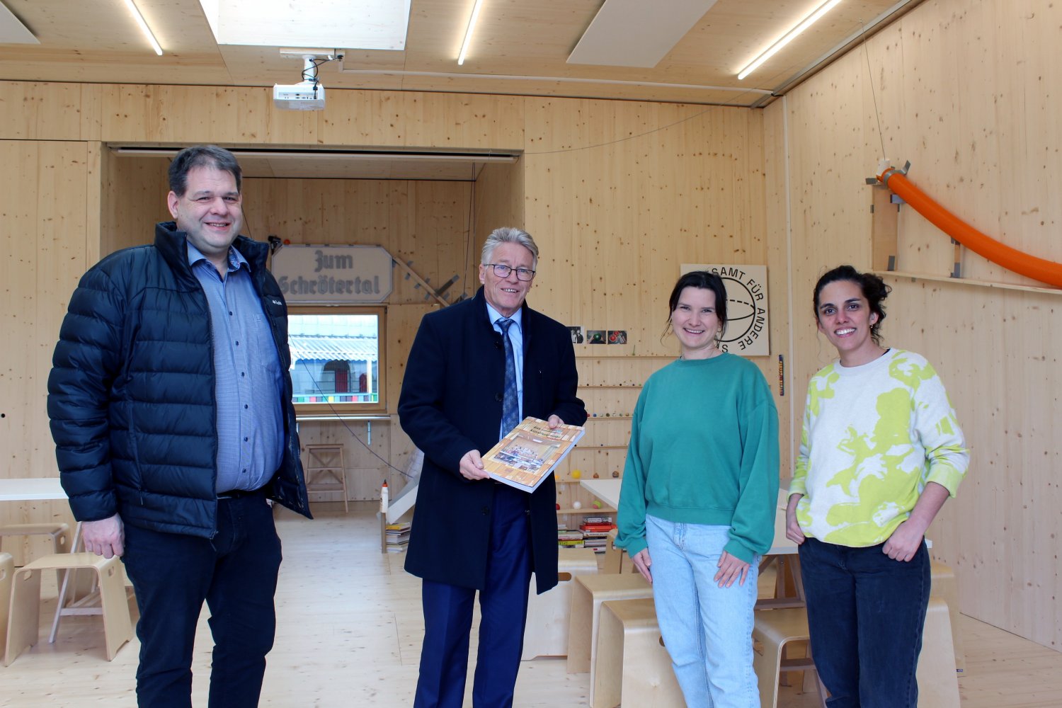 Begegnungen im Fliegenden Künstlerzimmer an der Stadtschule in Schlüchtern (von links): Schulleiter Andreas Leibold, Kreisbeigeordneter Winfried Ottmann und die beiden Künstlerinnen Lena Skrabs und Paloma Sanchez-Palencia. 