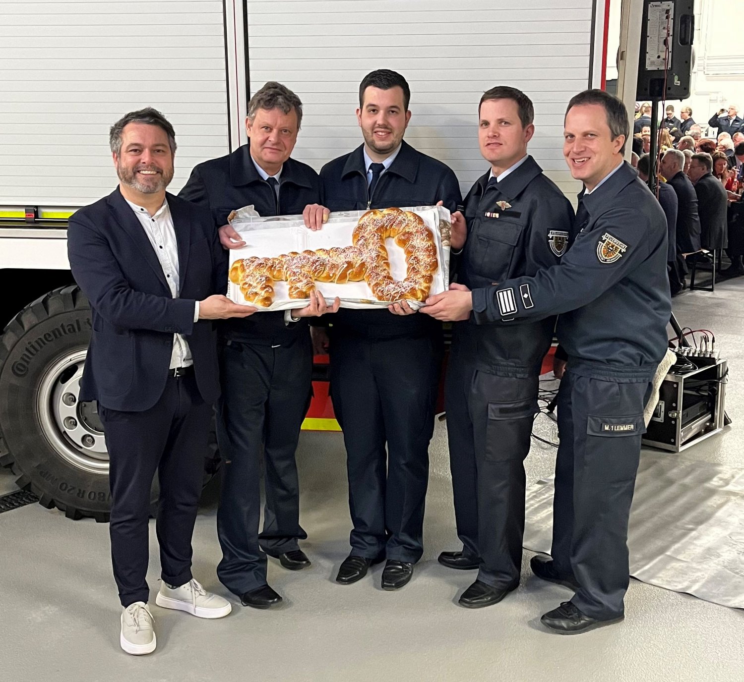 V.l.n.r.: Bürgermeister Daniel Chr. Glöckner, Frank Weigelt und Moritz Englisch (Wehrführung Haitz) sowie Mario Lemmer und Markus Lemmer (Wehrführung Höchst).