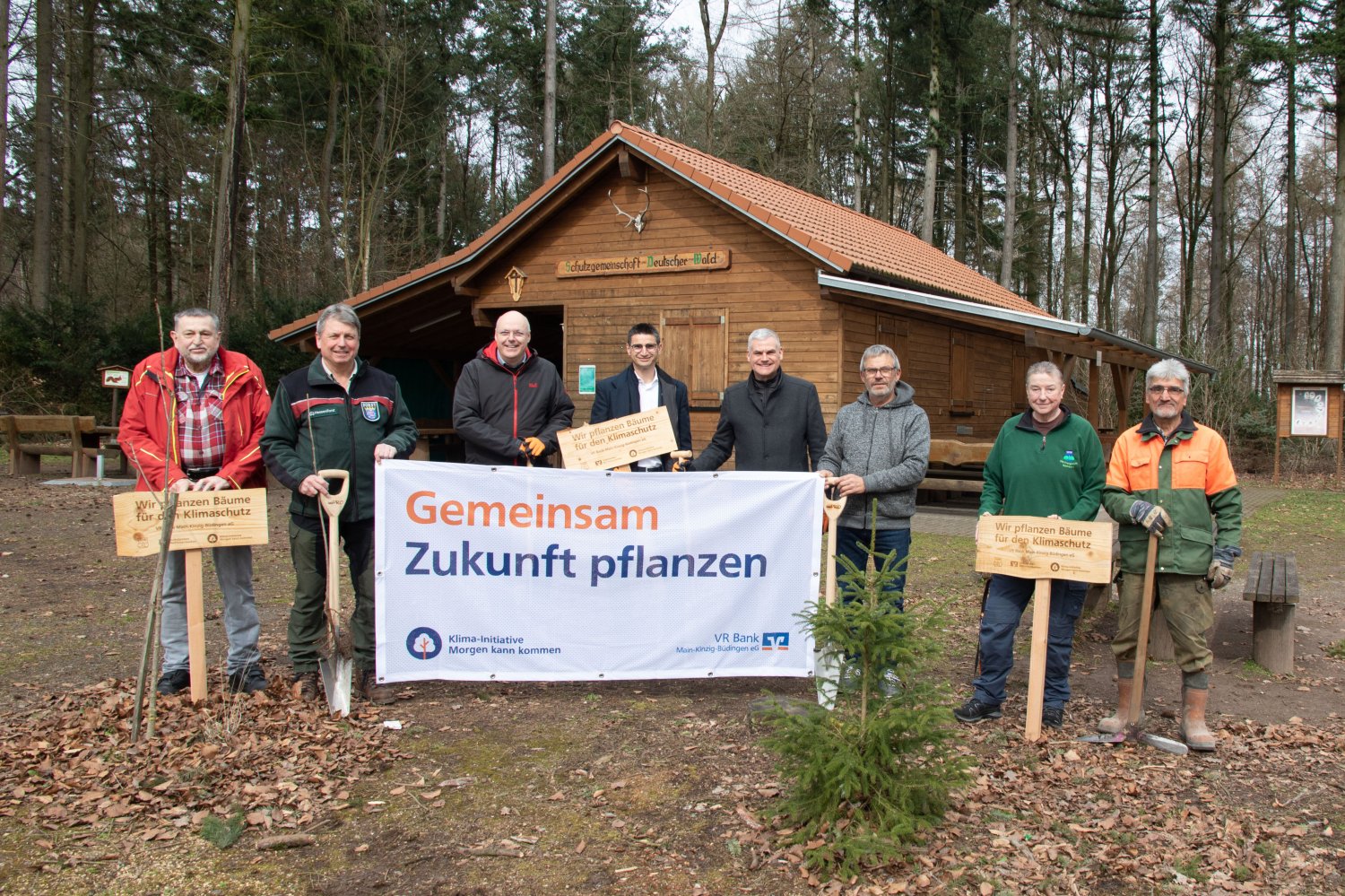 3.000 Setzlinge von insgesamt 11 verschiedener Baumarten wurden im Geschäftsgebiet der Genossenschaftsbank, konkret im Freigerichter Wald, gepflanzt.