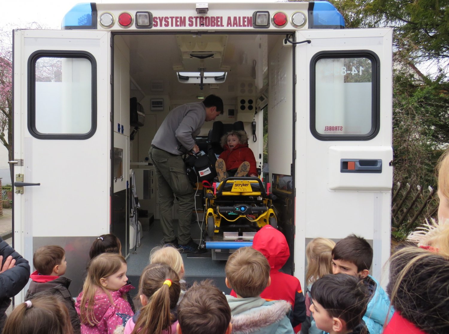 Die Ausstattung des Rettungswagens der Johanniter faszinierte die Kinder. Eines von ihnen durfte sich sogar auf die Trage legen, damit Sauerstoffsättigung und Puls gemessen werden.