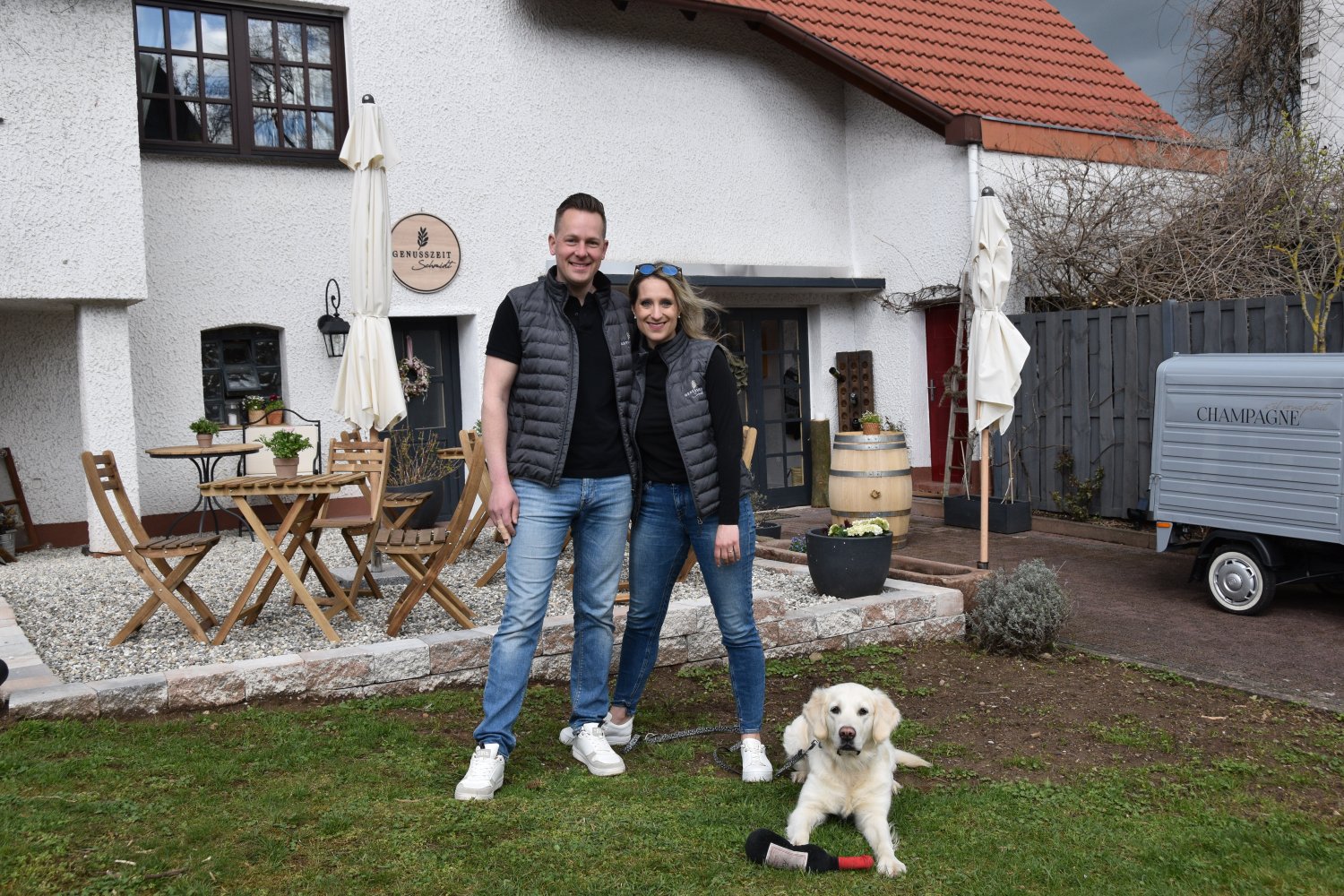 Christian Schmidt, Inhaber der Genusszeit Schmidt, gemeinsam mit seiner Frau Sandra und Hund 